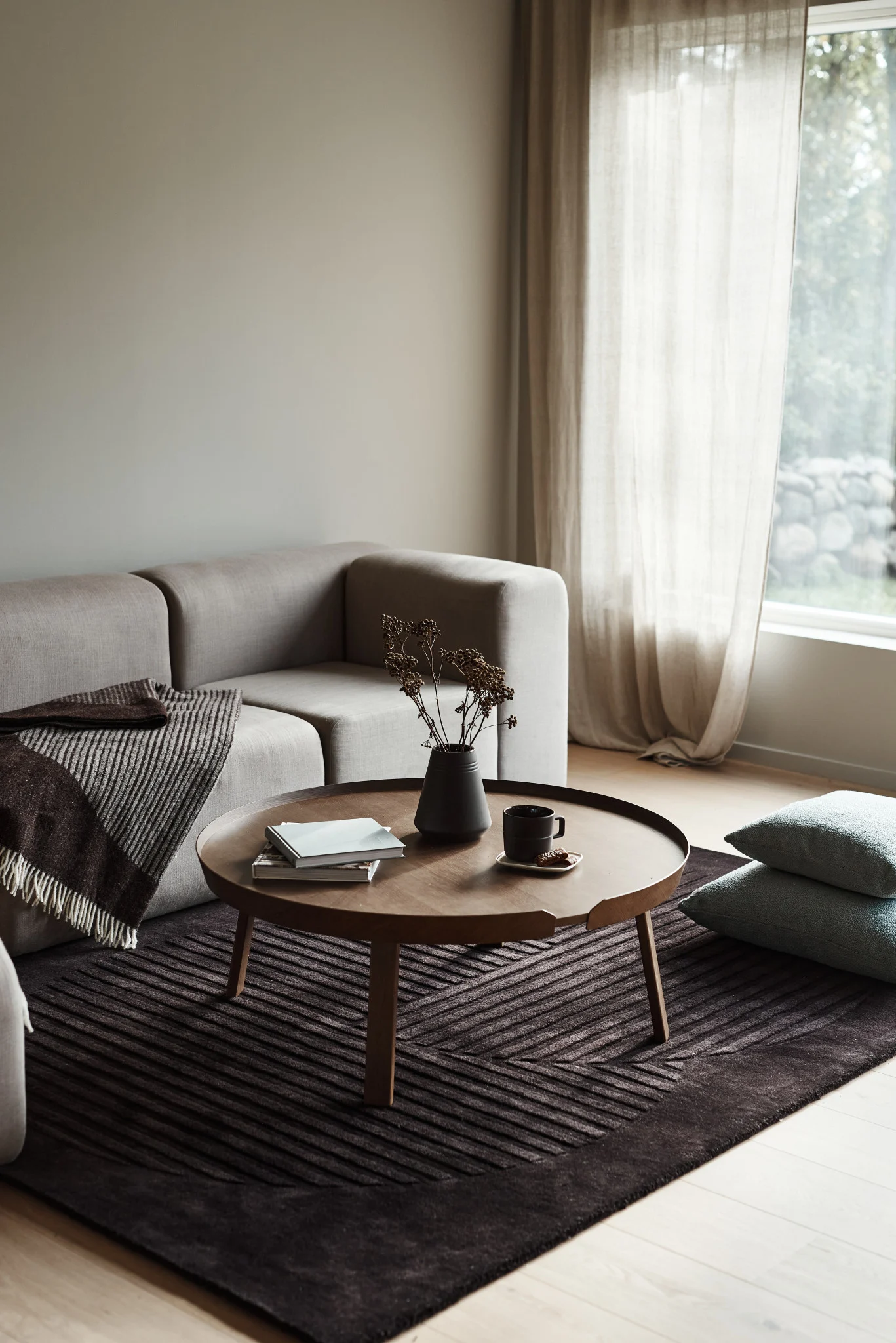 NJRD:n Levels-villamatto oppaassamme oikean maton valintaan - tummat matot antavat olohuoneeseen lämpimän ja kodikkaan tunnelman. 