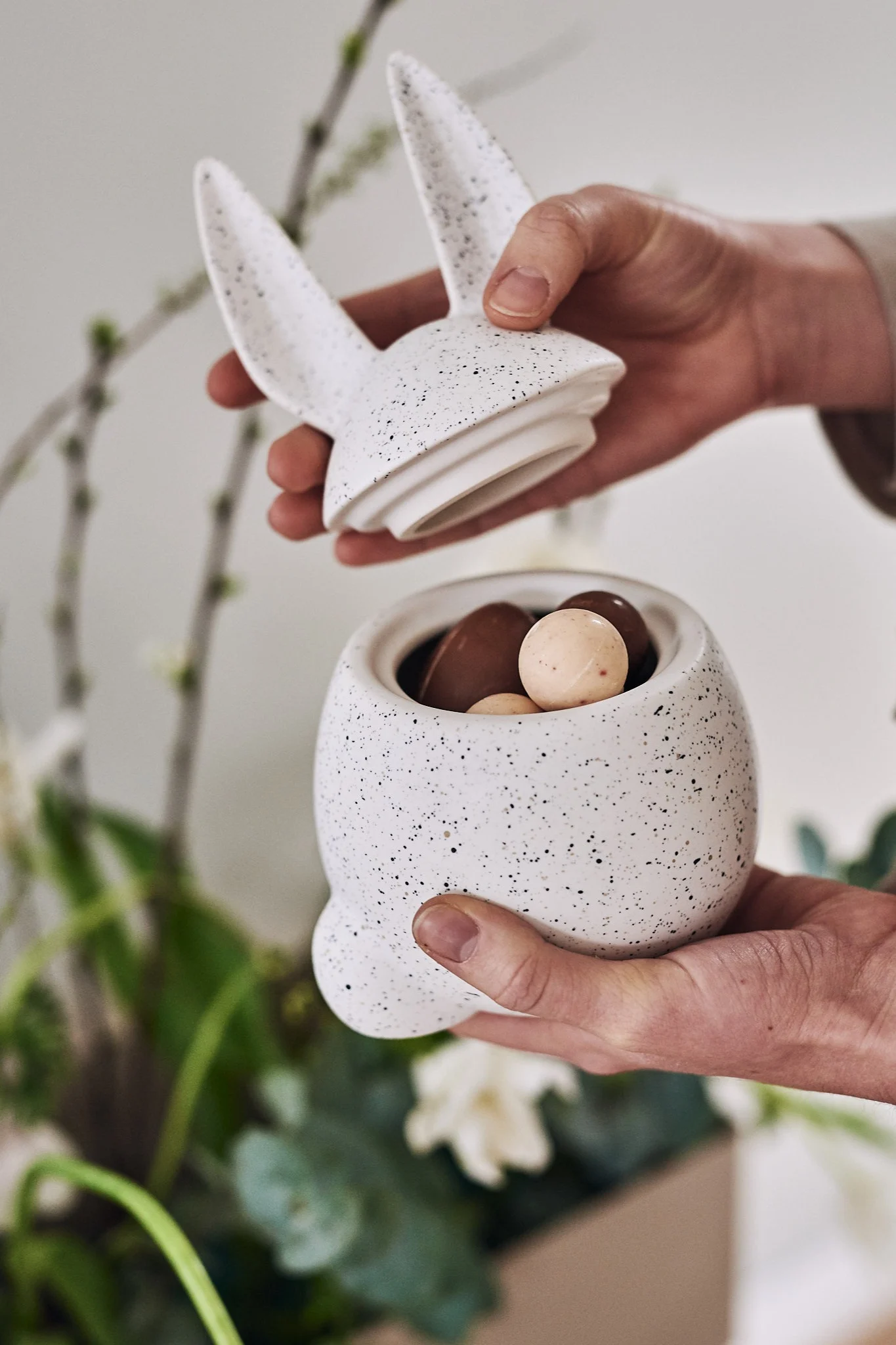 DBKD:n tyylikkäitä pääsiäiskoristeita, jotka ovat suklaisilla pääsiäismunilla täytetyn Syöjäjänis-kulhon muodossa. 