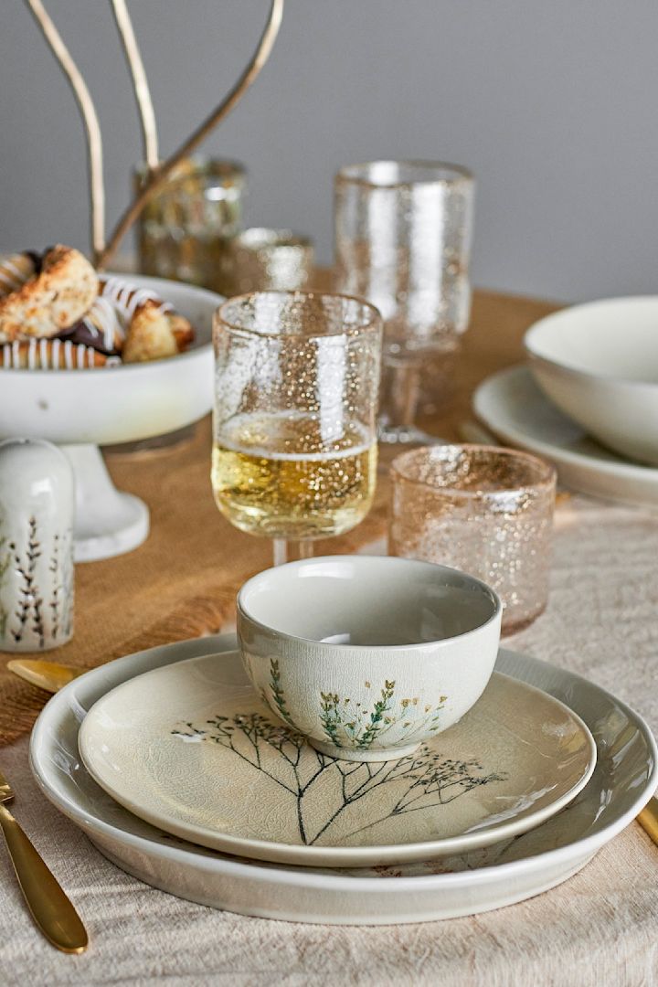 Boho-tyylinen katettu pöytä Bloomingvillen Bea-kokoelman astioilla.