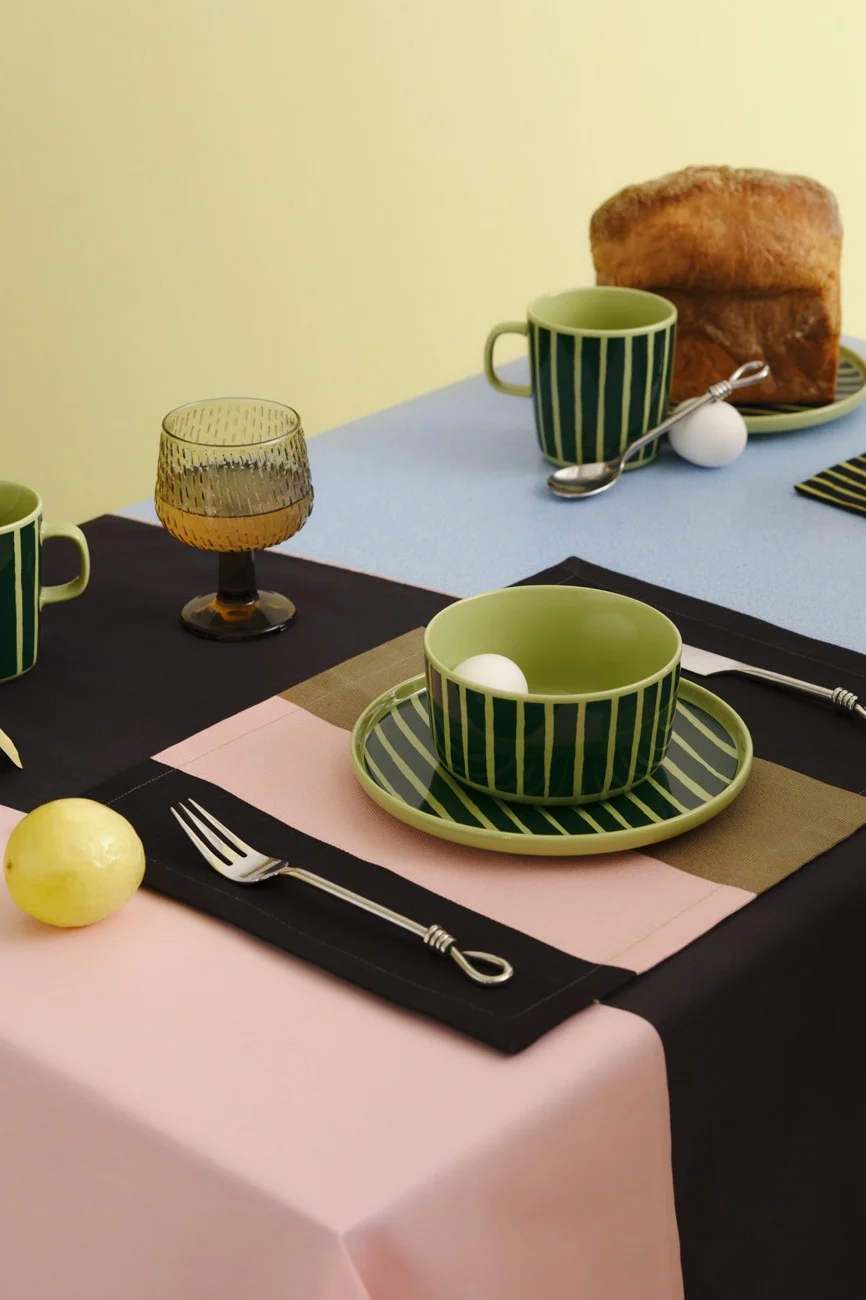 Marimekon värikäs posliinitorni, joka kuuluu vuoden 2026 sisustustrendeihin.