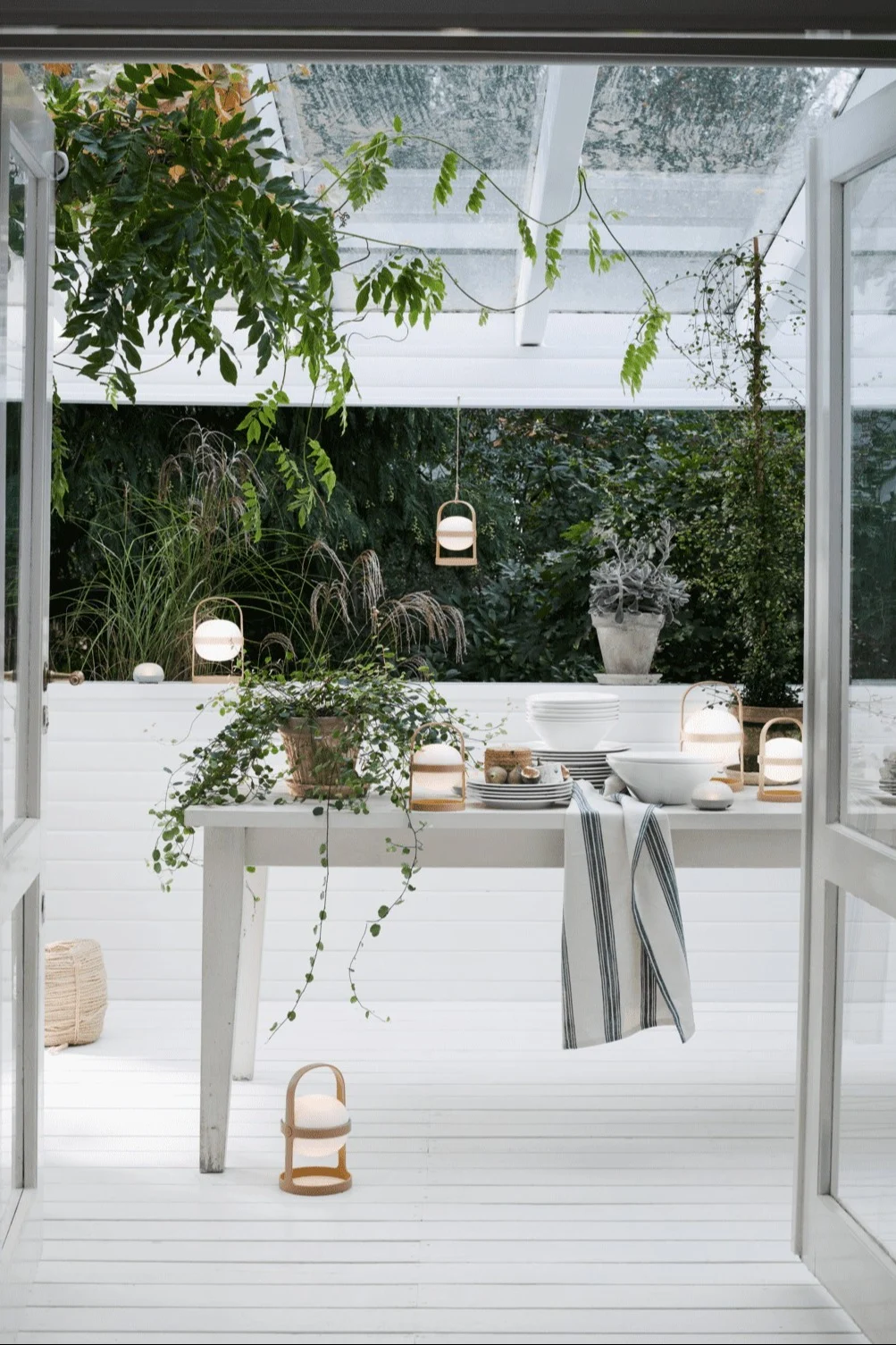 Käytä Rosendahlin Soft Spot -aurinkovalaisinta, jota on saatavana erikokoisina ja -värisinä, terassin valaisemiseen asettamalla valot maahan tai ripustamalla ne kattoon.