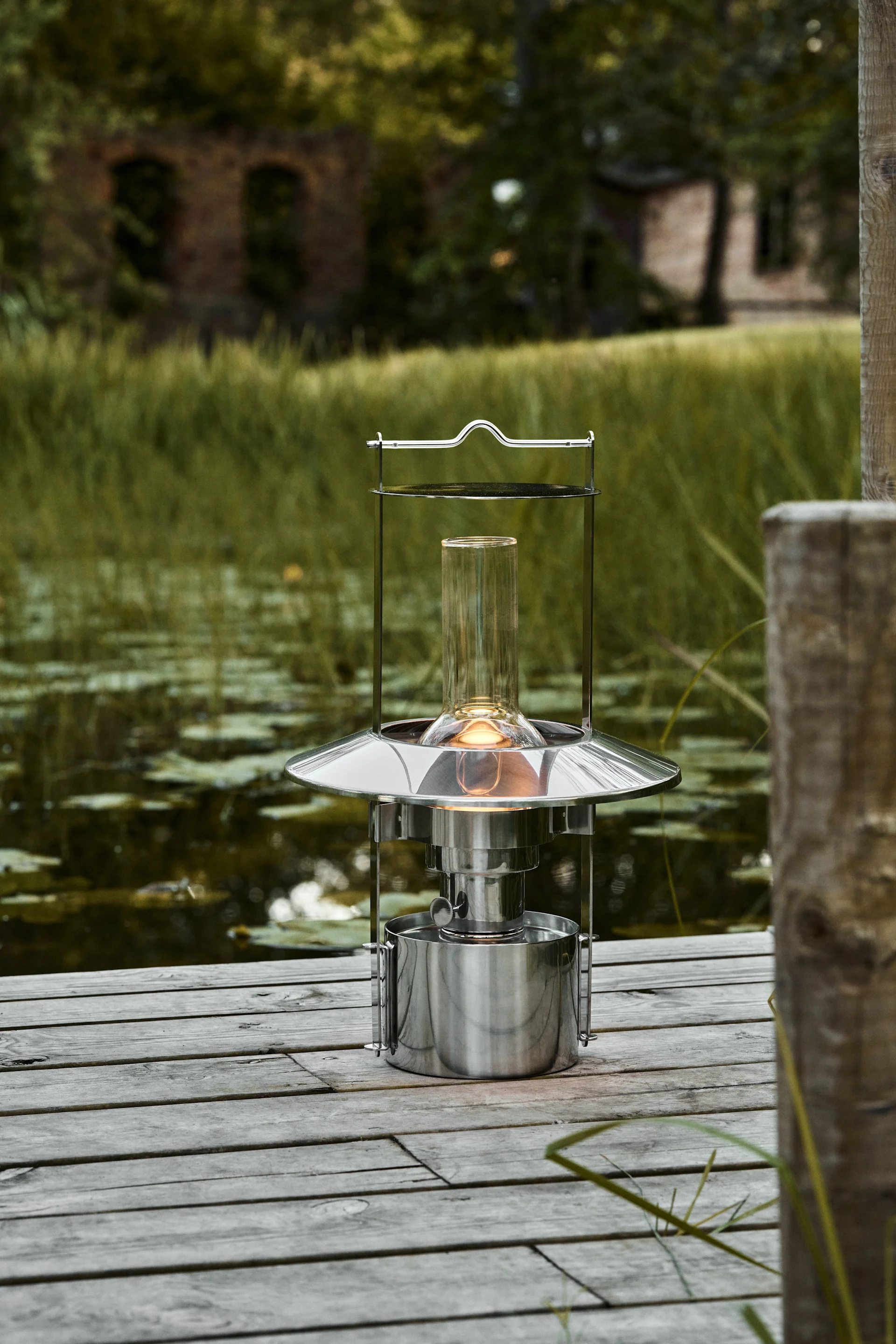 Lyhdyt ja lyhdyt ulkotiloihin - tässä näet 43 cm:n Stelton-laivalampun, joka on valmistettu ruostumattomasta teräksestä ja toimii lamppuöljyllä.