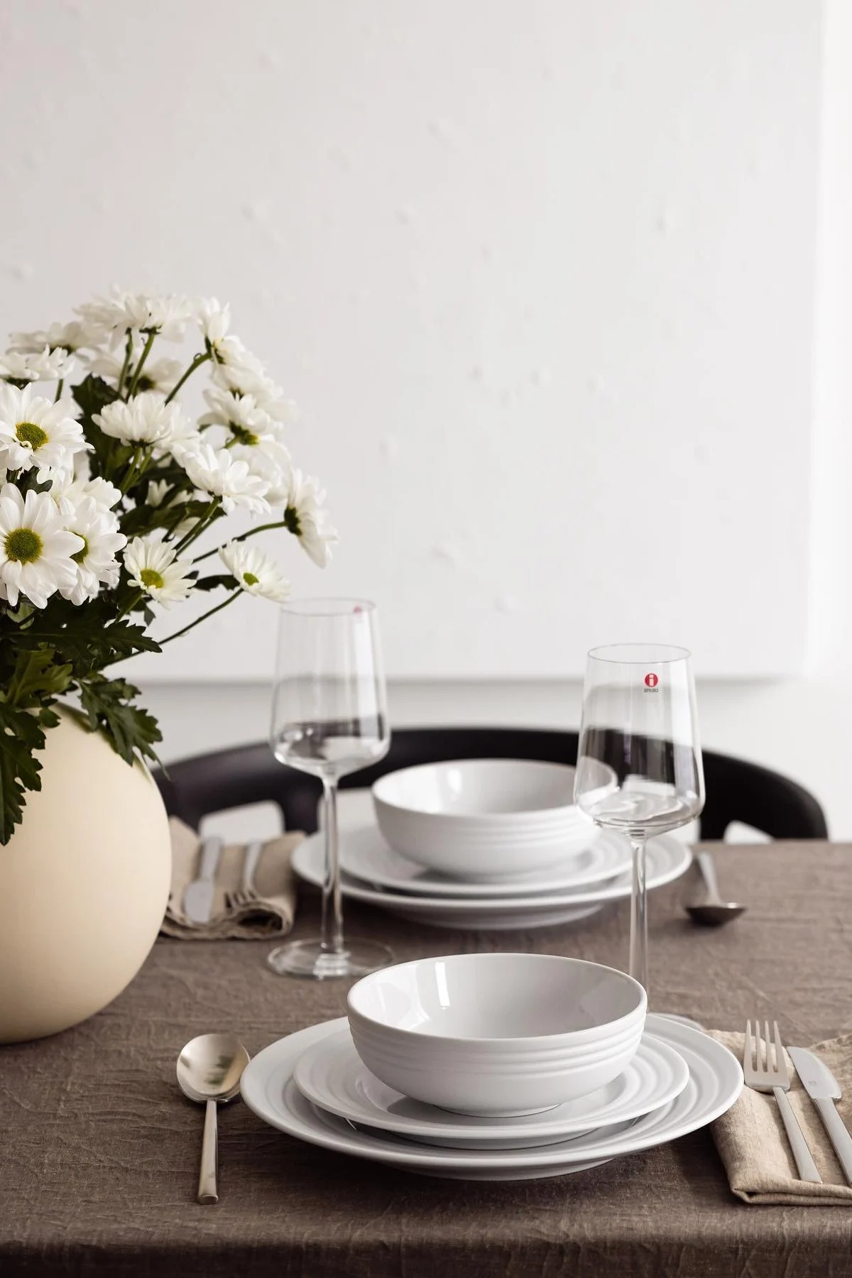 Rakkaudella valmistettu illallinen on huomaavainen ele ystävänpäivänä. Tässä on NJRD:n astioilla katettu pöytä, jossa on Iittalan Essence-lasit.