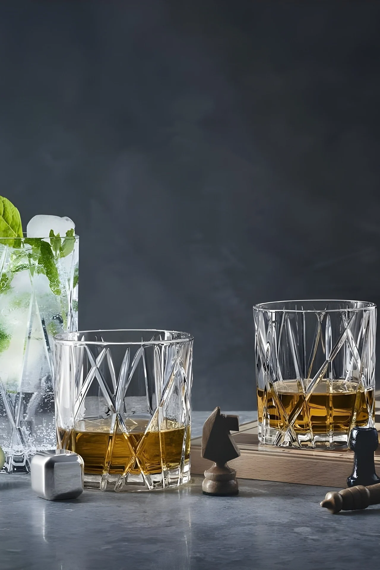 Jos isäsi on viskin ystävä, anna hänelle isänpäivälahjaksi Orreforsin City-viskilasit ja viskikivet.