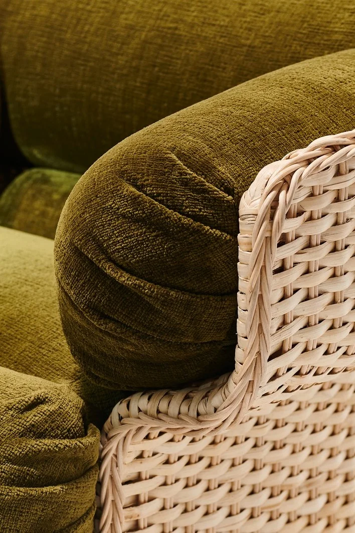 Massiiviset huonekalut ovat syksyn 2025 trendi. Gubin korituoli koostuu rottinkirungosta ja paksuista vihreistä tyynyistä.