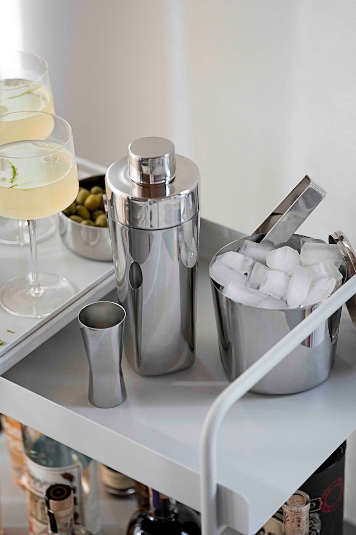 Ammattimaiset cocktail-tarvikkeet ovat suositeltavia myös mocktailien valmistukseen. Tässä Zone Denmarkin Rocks-sarjan shaker, mittakuppi ja jääkauha ovat baarikärryllä.