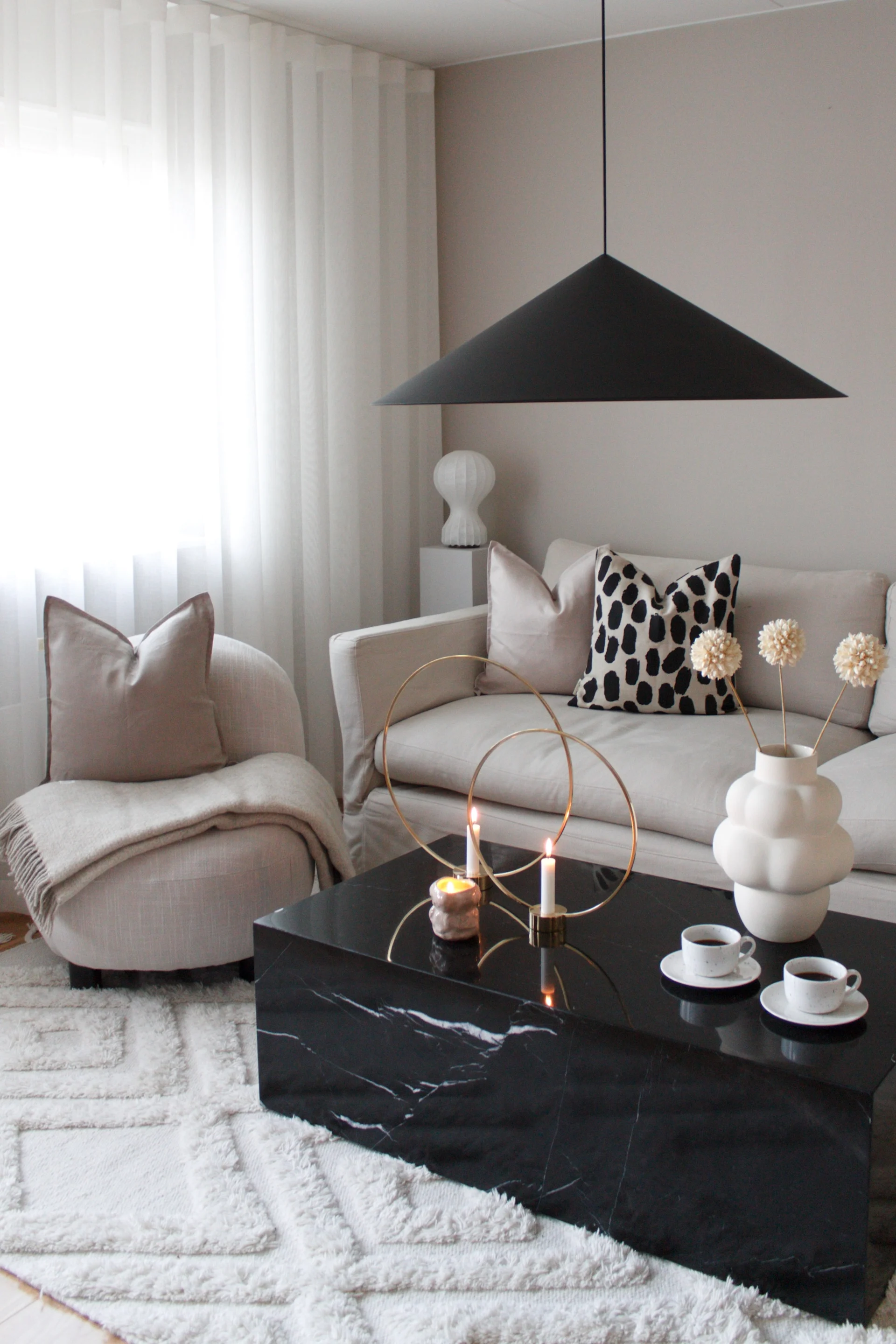 Koristele matoilla - olohuone - tässä näet Kööpenhaminan, joka on kuviollinen villamatto Classic Collection -mallistosta norsunluunvalkoisena. Kuva: @idasinredning