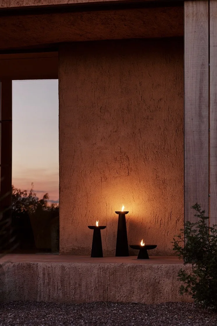 Valaise sisääntuloalueesi ulkolamppujen ja tuulivalaisimien avulla ja aseta Audo Copenhagenin Meira-öljylyhty, jota on saatavana eri kokoja, ulos.