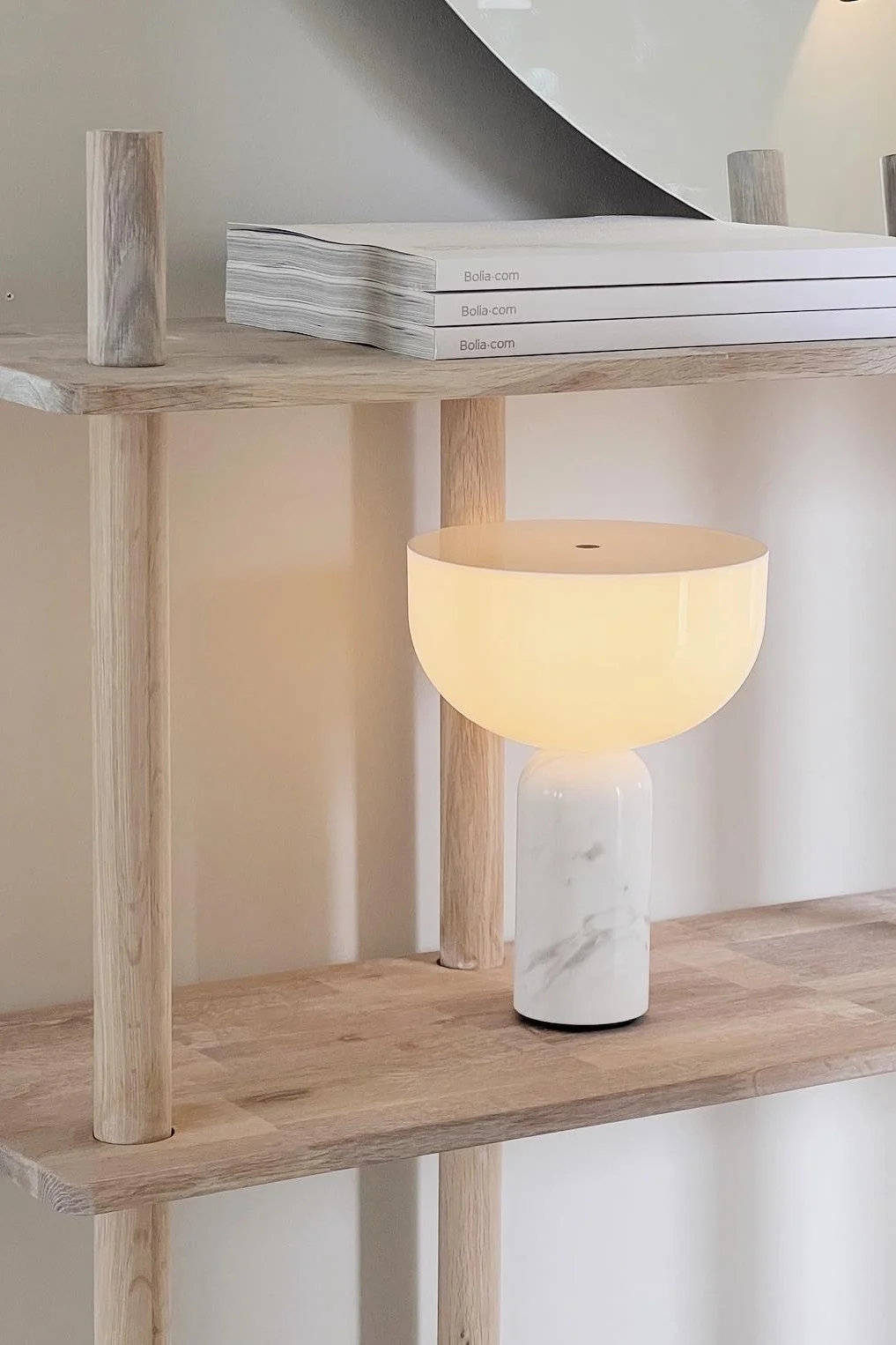 Boho ja muut sisustustyylit: Tässä näet New Worksin Kizu-pöytävalaisimen valoisalla hyllyllä Instagram-käyttäjä @ayasinteriorworldin kodissa.