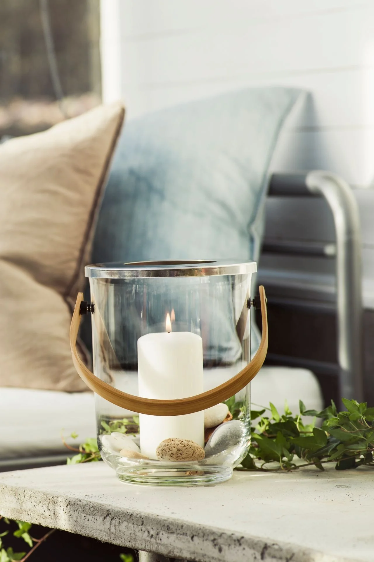 Valaise ulkopöytäsi ulkotiloihin tarkoitetuilla lyhdyillä ja myrskylyhdyillä, esimerkiksi Sagaformin kahvallisella Nature-lyhdyllä!