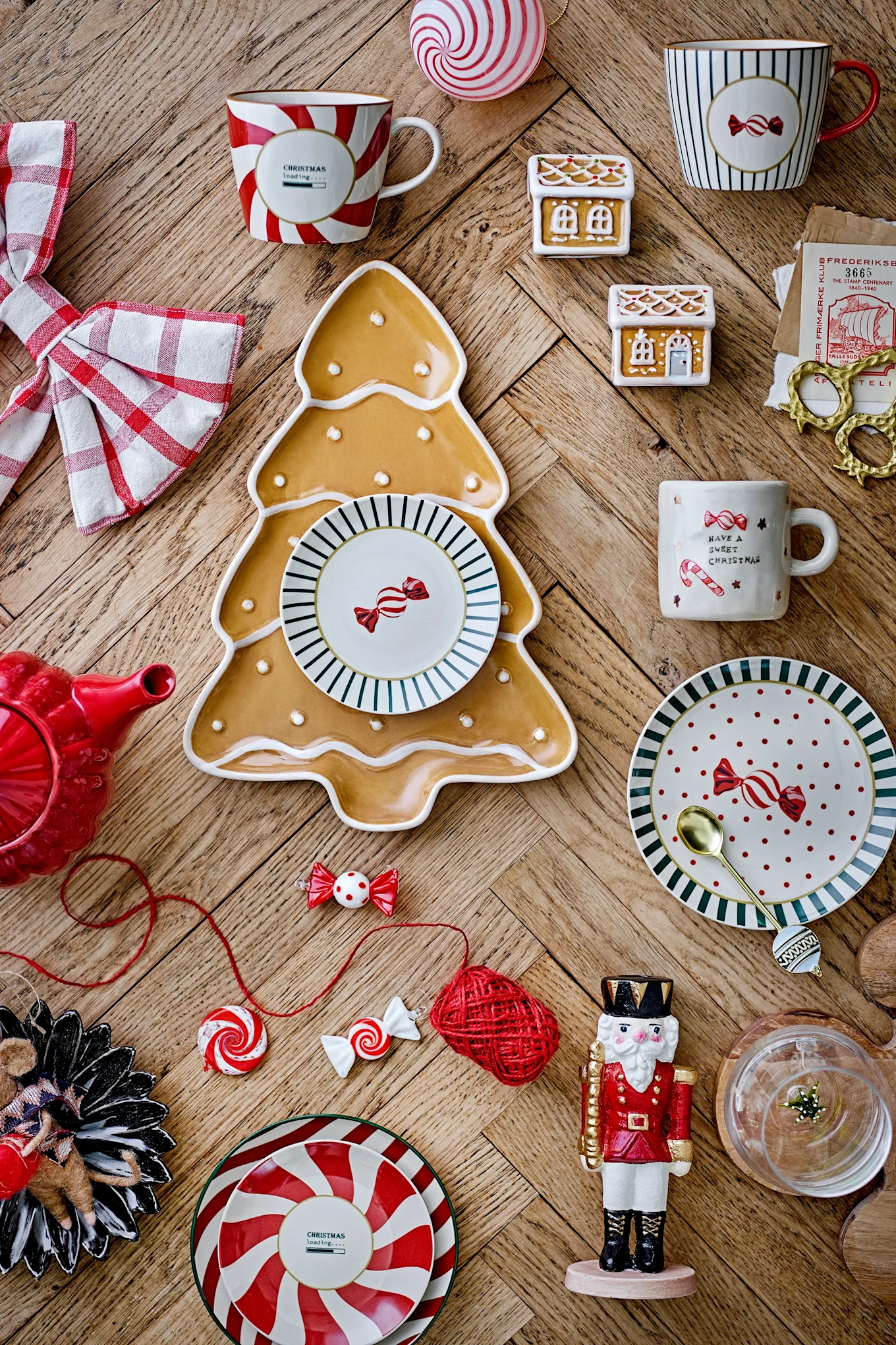 Joulupöydän koristeet: Pöytä katettu Bloomingvillen juhlavilla astioilla, mukaan lukien Ginnie- ja Yule-lautaset.