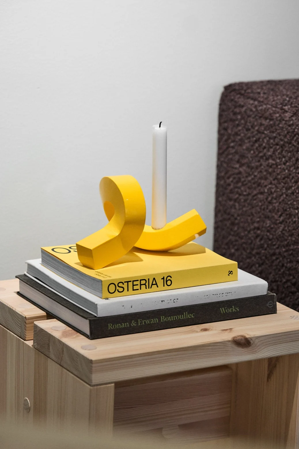 Kööpenhaminan kaupunkioppaan pysäkki numero 2: Normann Copenhagen. Tässä näet Crooked-kynttilänjalan rohkean keltaisena. 