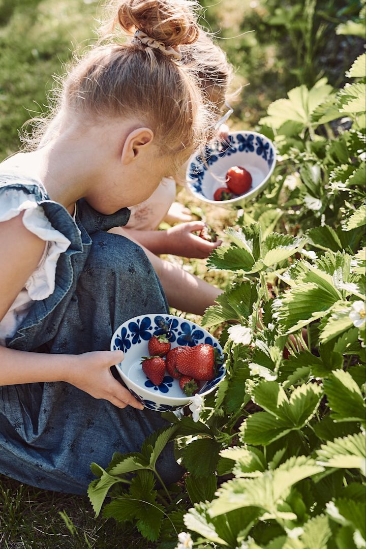 Kesän bucket list -vinkki numero 14 - poimi marjoja lasten kanssa.