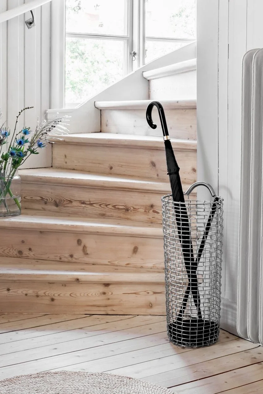 Pienen eteisen sisustaminen - inspiraatiota merkiltä KORBO tyylikkäällä ja käytännöllisellä sateenvarjotelineellä, joka tekee eteisestä järjestelmällisemmän.