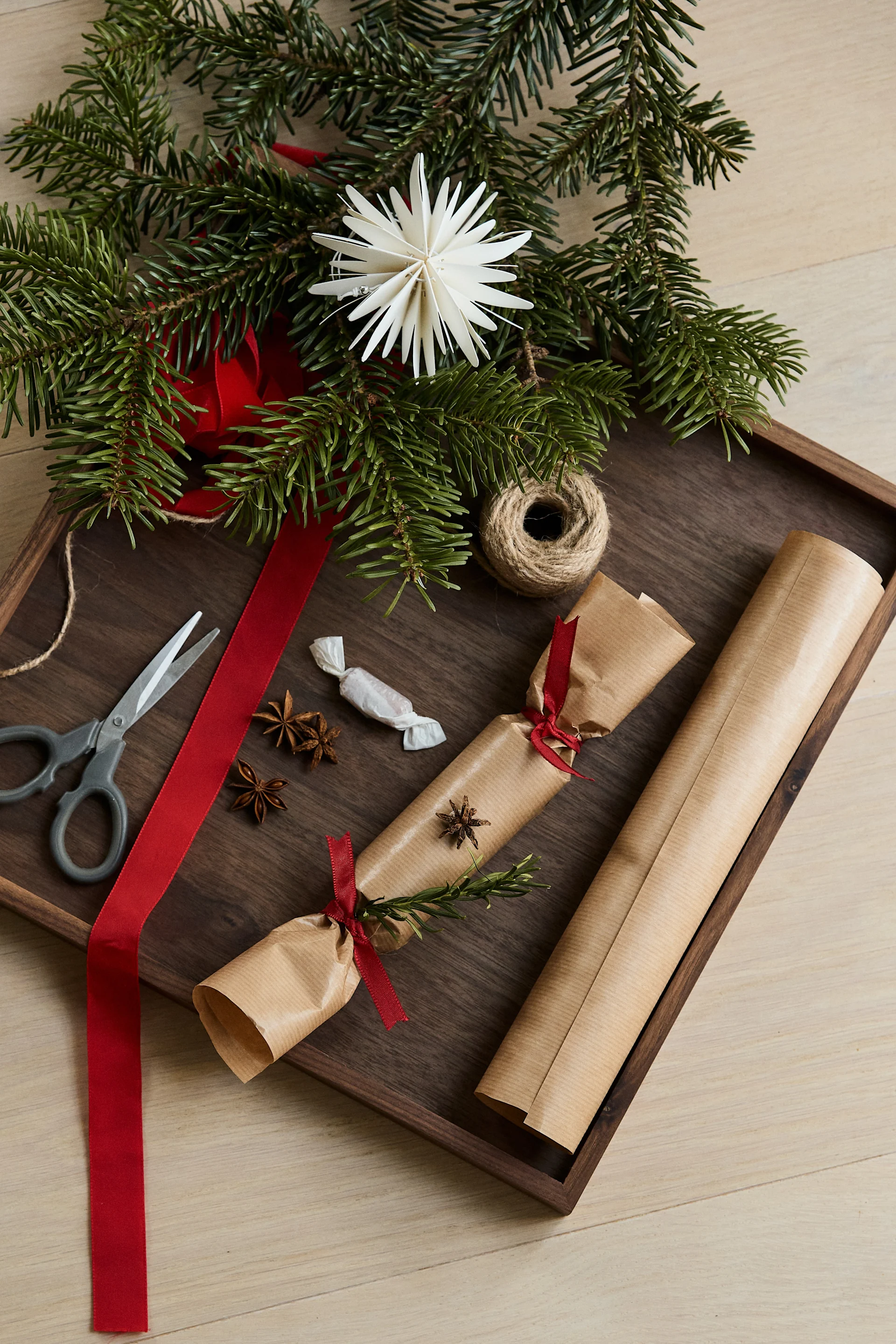 Joulukeksejä tehdessäsi tarvitset sakset, paperia, vessapaperirullia, karkkia, pieniä lahjoja, koristeita ja narua.