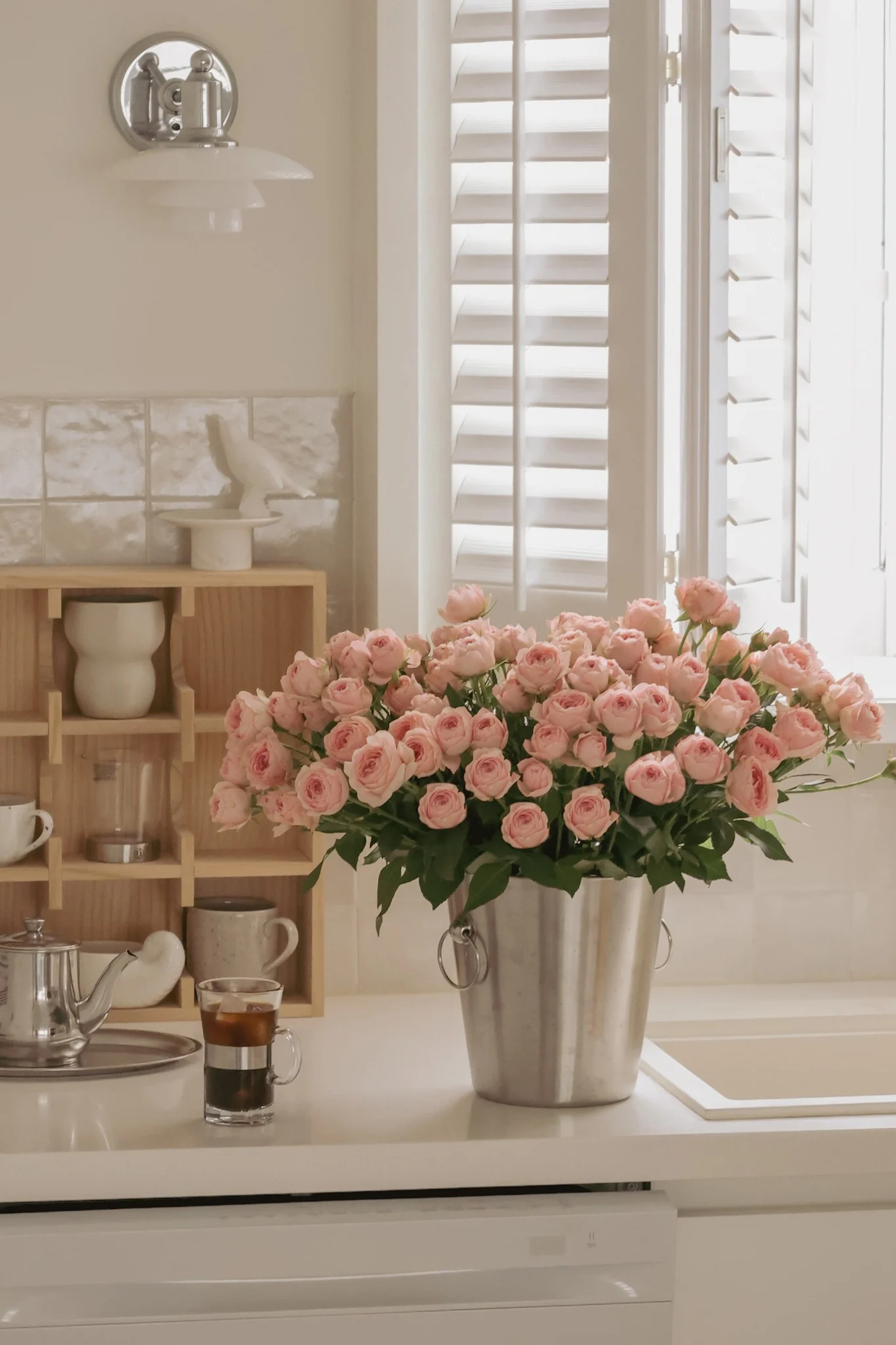 Ystävänpäivälahja: Nordwikin viininjäähdytin seisoo keittiön pöydällä vaaleanpunaisen ruusukimpun kera.