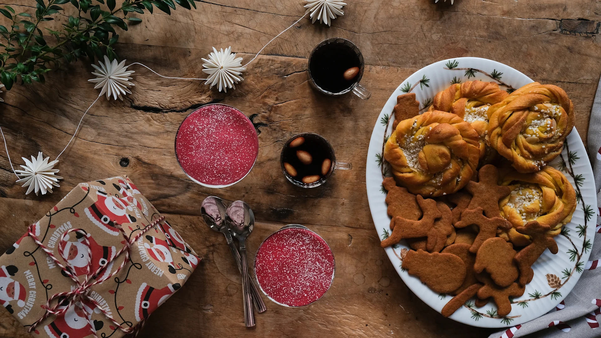 Kählerin suuri tarjoilulautanen, joka on täynnä joululeivonnaisia, seisoo pöydällä, sen vieressä glögiä, prinsessakakku lasissa ja lahjoja.