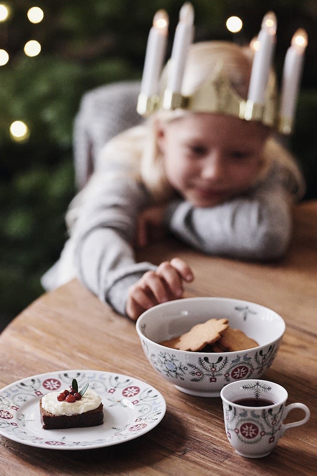 Pidä joulufika pehmeiden piparkakkujen ja glögin kera Swedish Grace Winter -mallistossa osana todella skandinaavista joulua. 
