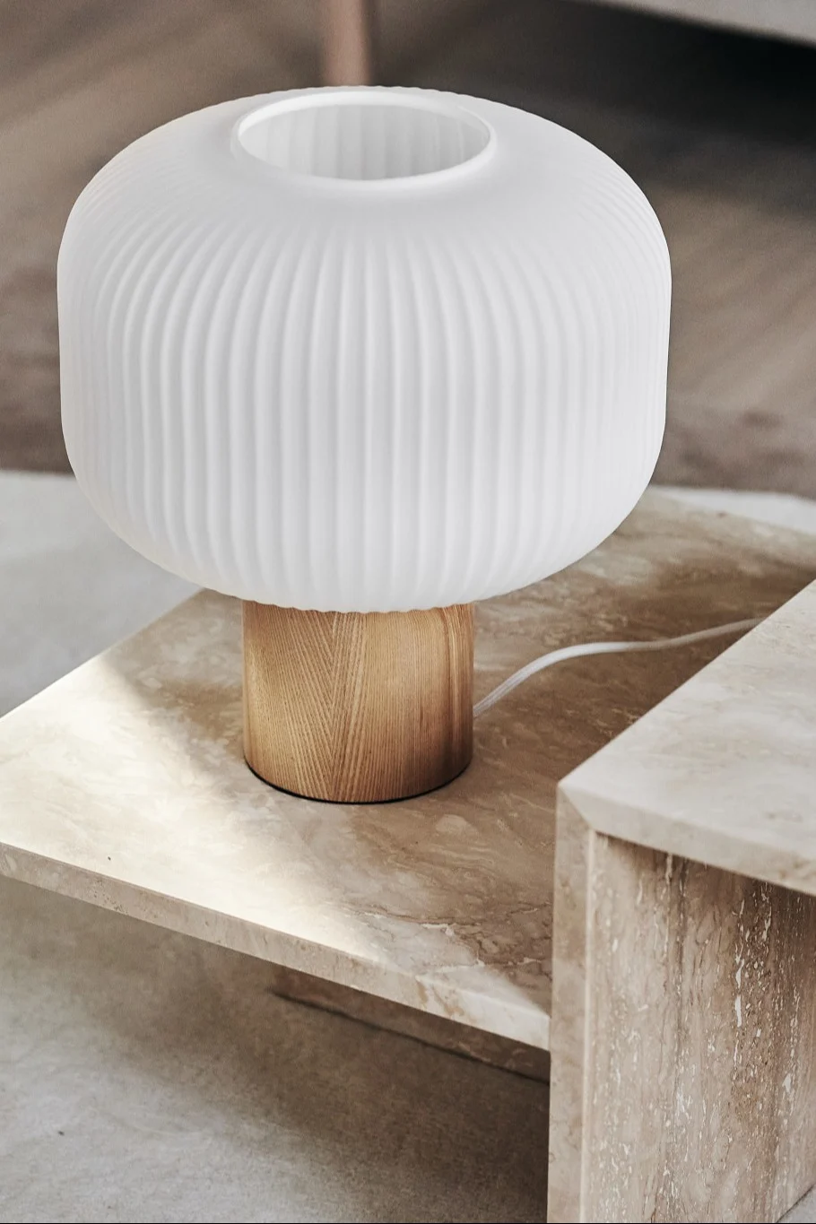 Marmorinen sohvapöytä, joka on koristeltu Scandi Livingin Fair-pöytävalaisimella.