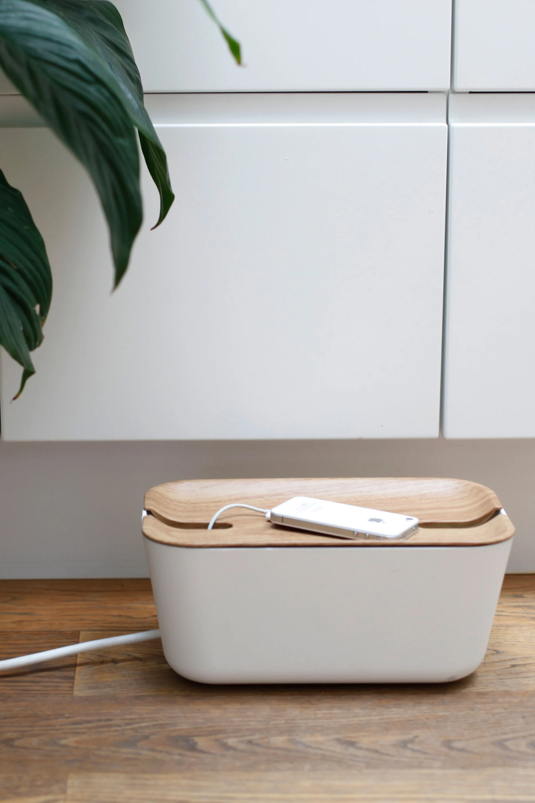 Tässä näet Bosignin käytännöllisen kaapelijärjestelijän, joka on käytännöllinen ja älykäs kodinesine, jonka avulla voit pitää kaapelit järjestyksessä ja siistinä. 