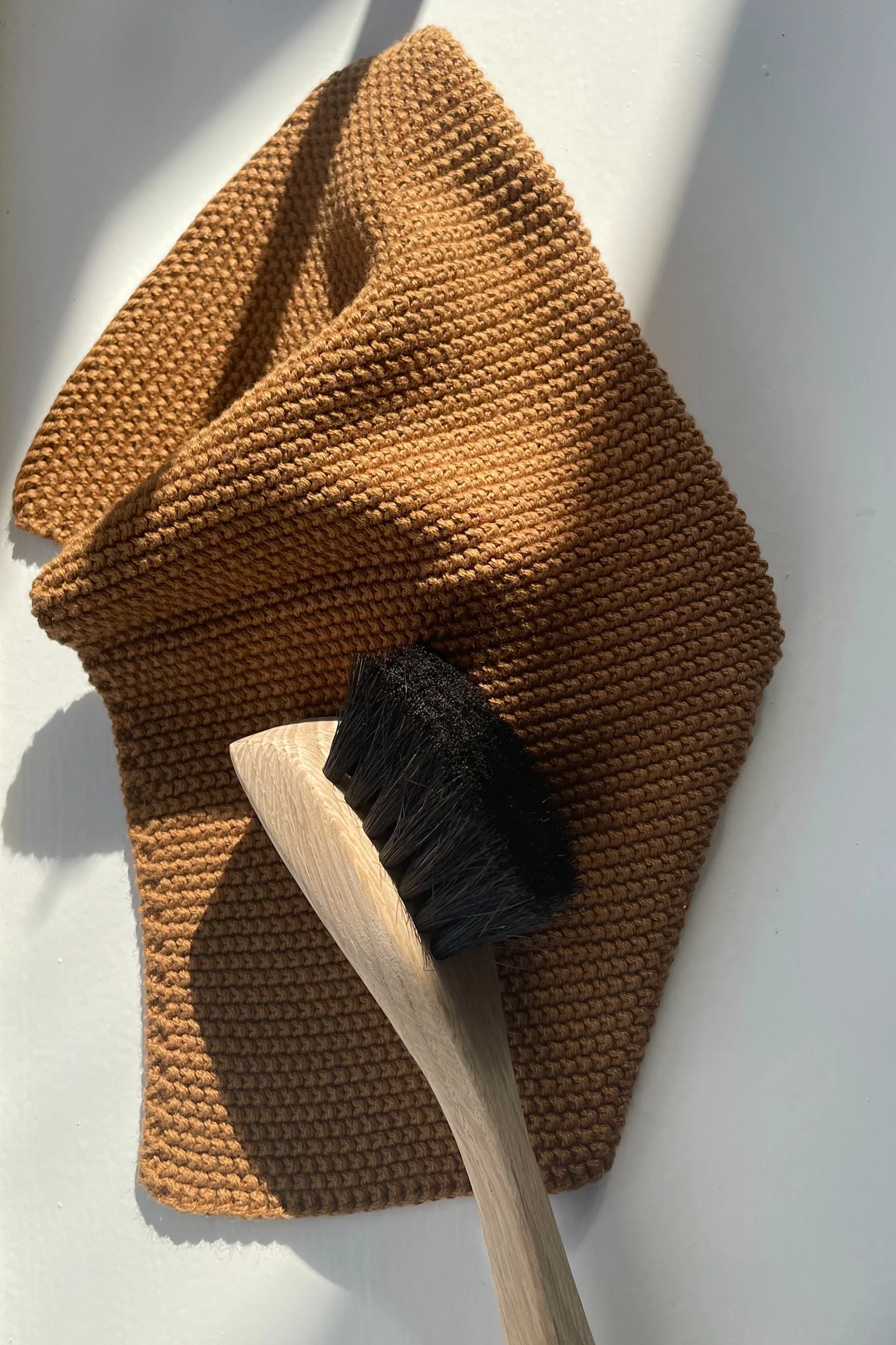 Puhdista paistinpannu astianpesuharjalla, kuvassa ruskealla tiskirievulla, molemmat Humdakinista.