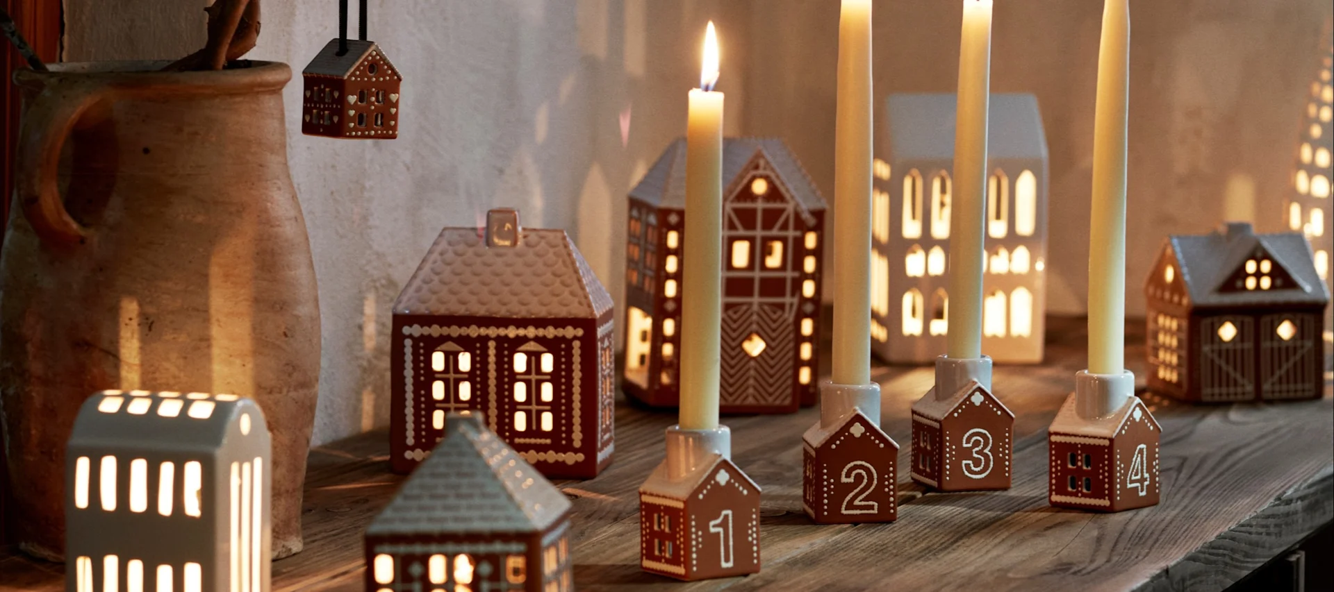 Skandinaaviset joulukoristeet Kähleriltä: Tässä näet Hammershoi-kokoelman adventtikynttilänjalat.