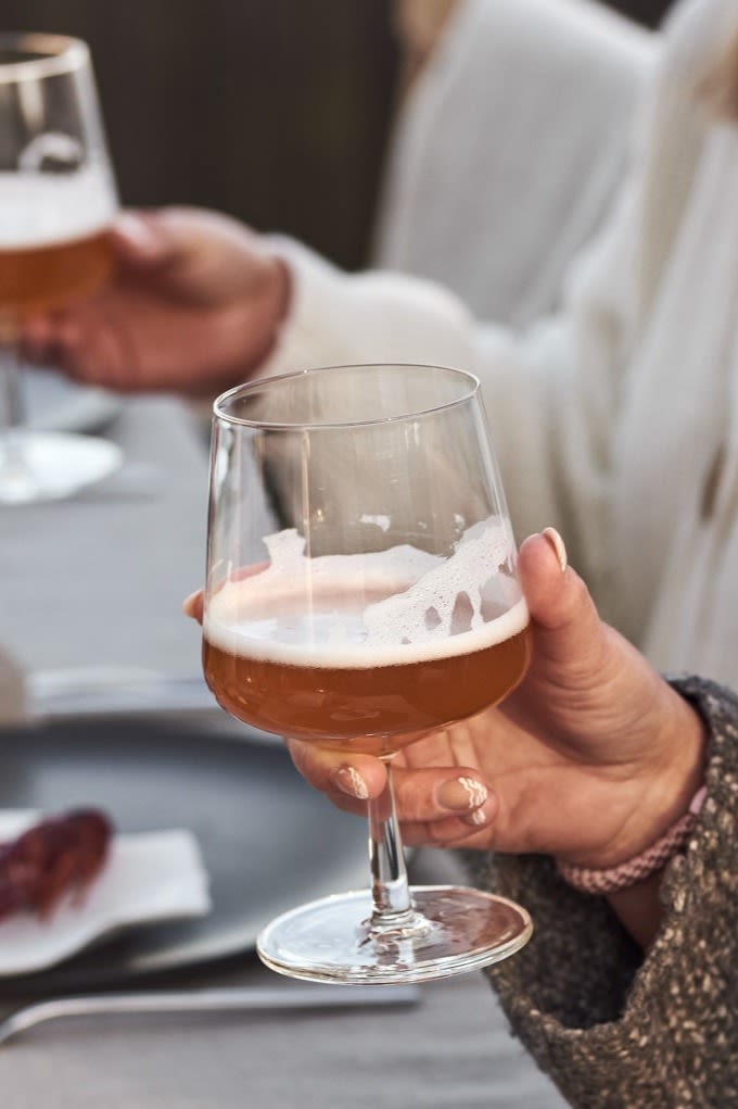 Opi valitsemaan oikeanlainen olutlasi, kuten tässä näkyvä merkin Iittala Essence-olutlasi, joka sopii täydellisesti ale-oluelle. 