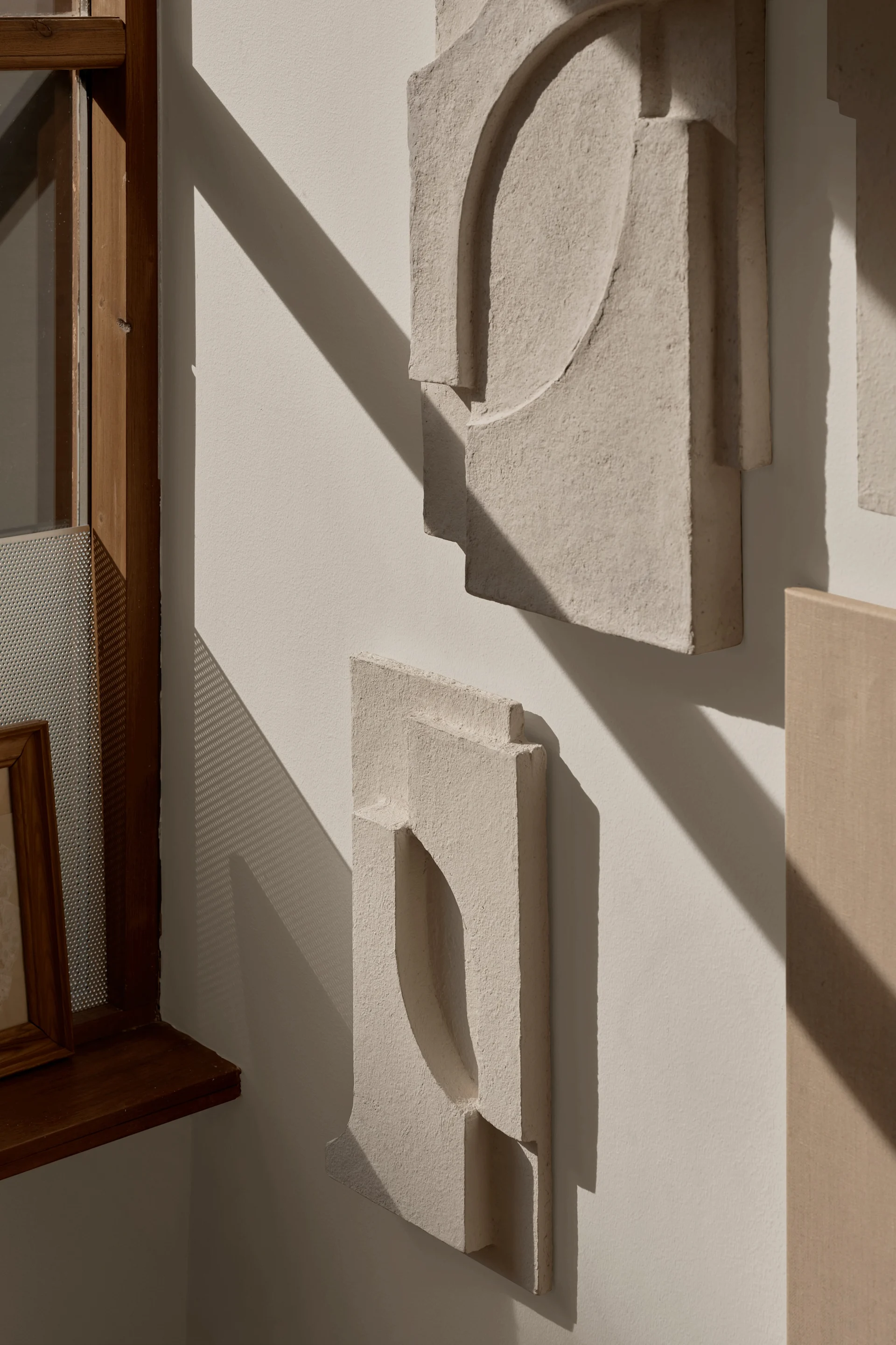 Koristele seinä Kristina Dam Studion veistoksellisella seinäkoristeella.