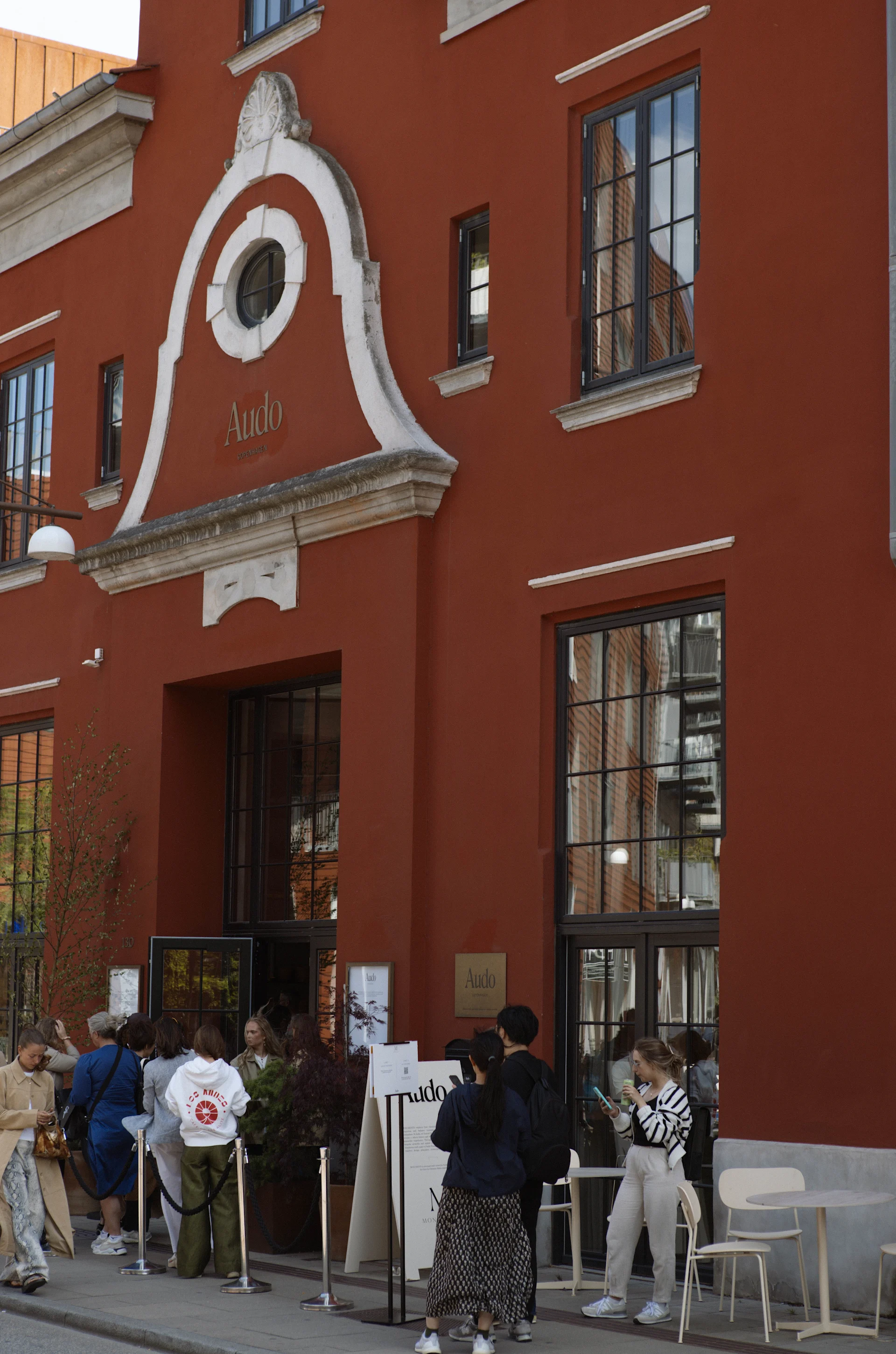 Audo Copenhagenin punainen The Audo -rakennus, jossa sijaitsee showroom, hotelli, kahvila ja ravintola.