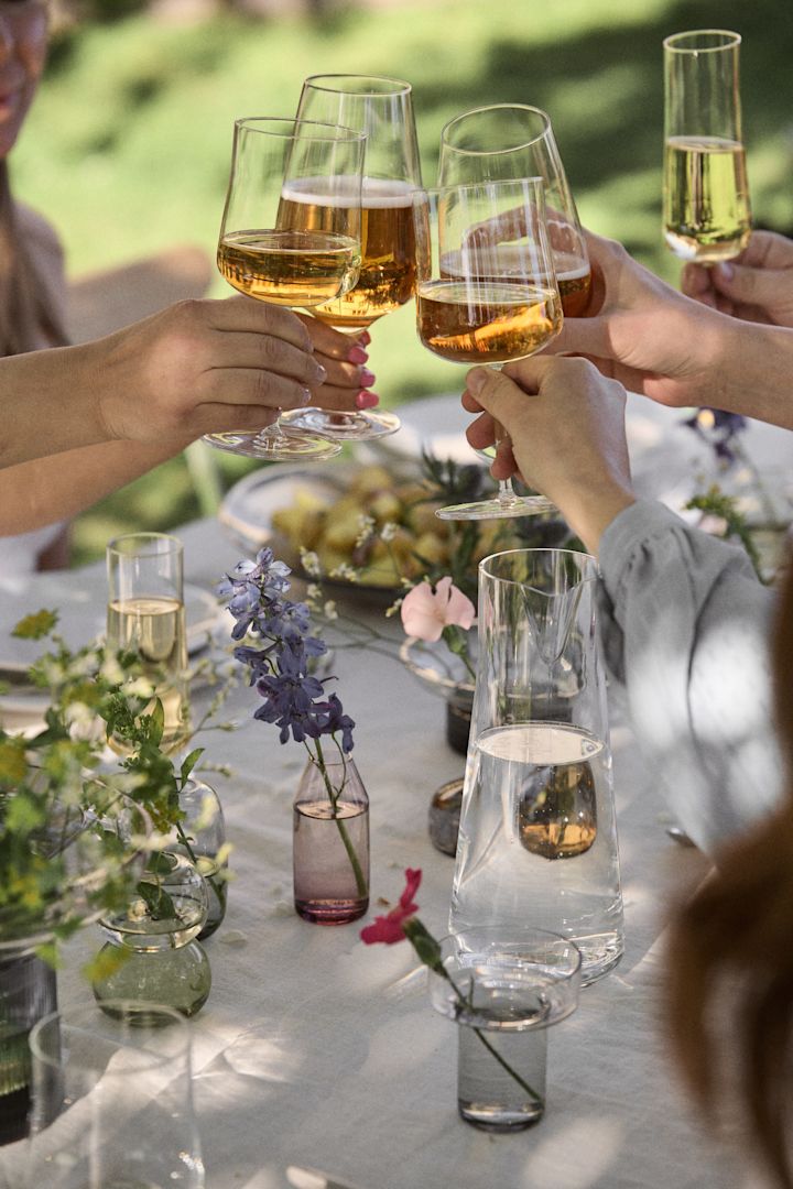 Nauti juhannuksesta ruotsalaiseen tapaan ja ota snapsit merkin Kosta Boda Line snaps -lasista.