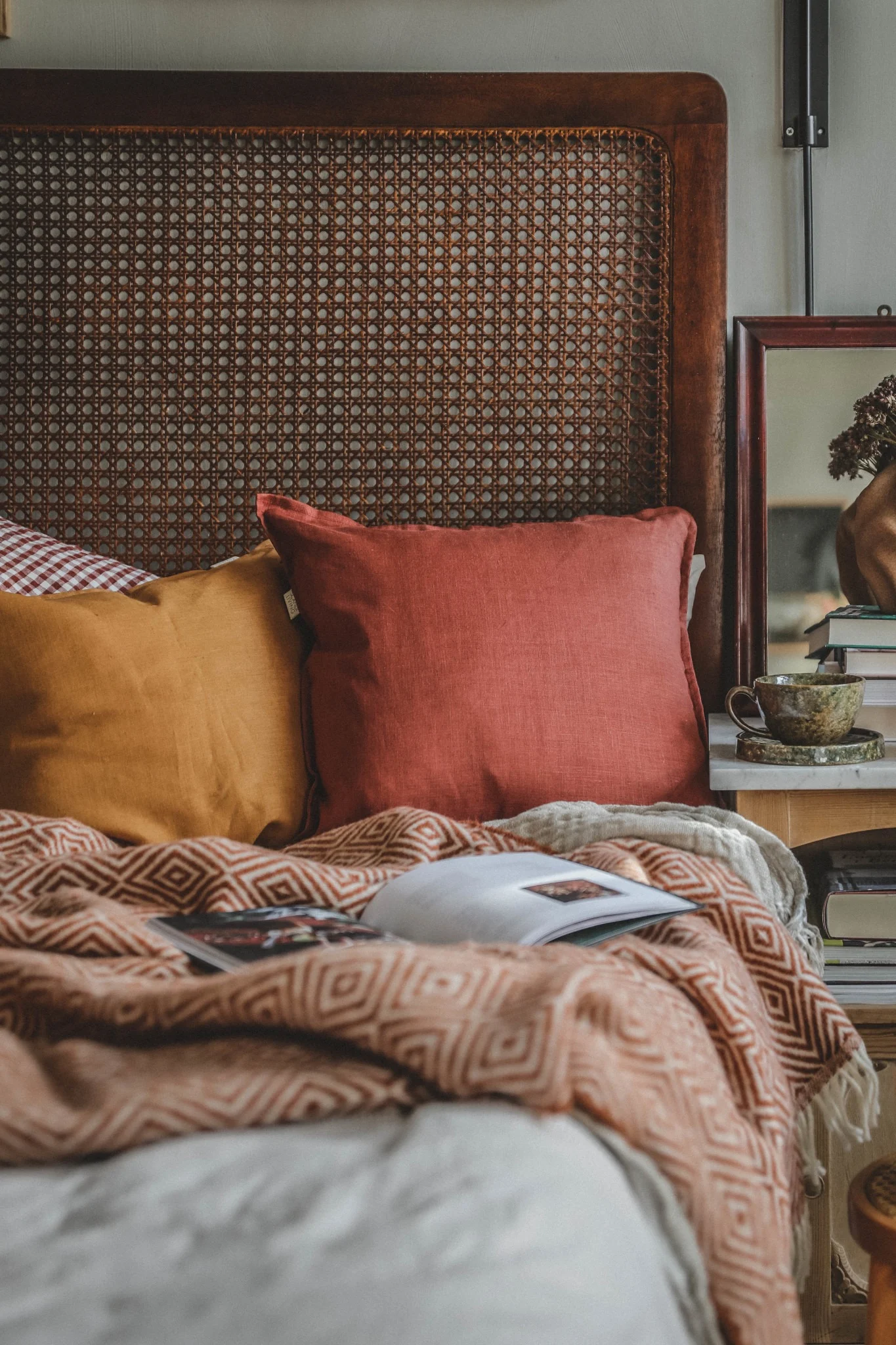 @hannesmauritzsonin boho-tyylinen makuuhuone. Scandi Livingin keltaiset ja punaiset Calm-tyynyliinat sopivat erinomaisesti boho-sisustukseen.