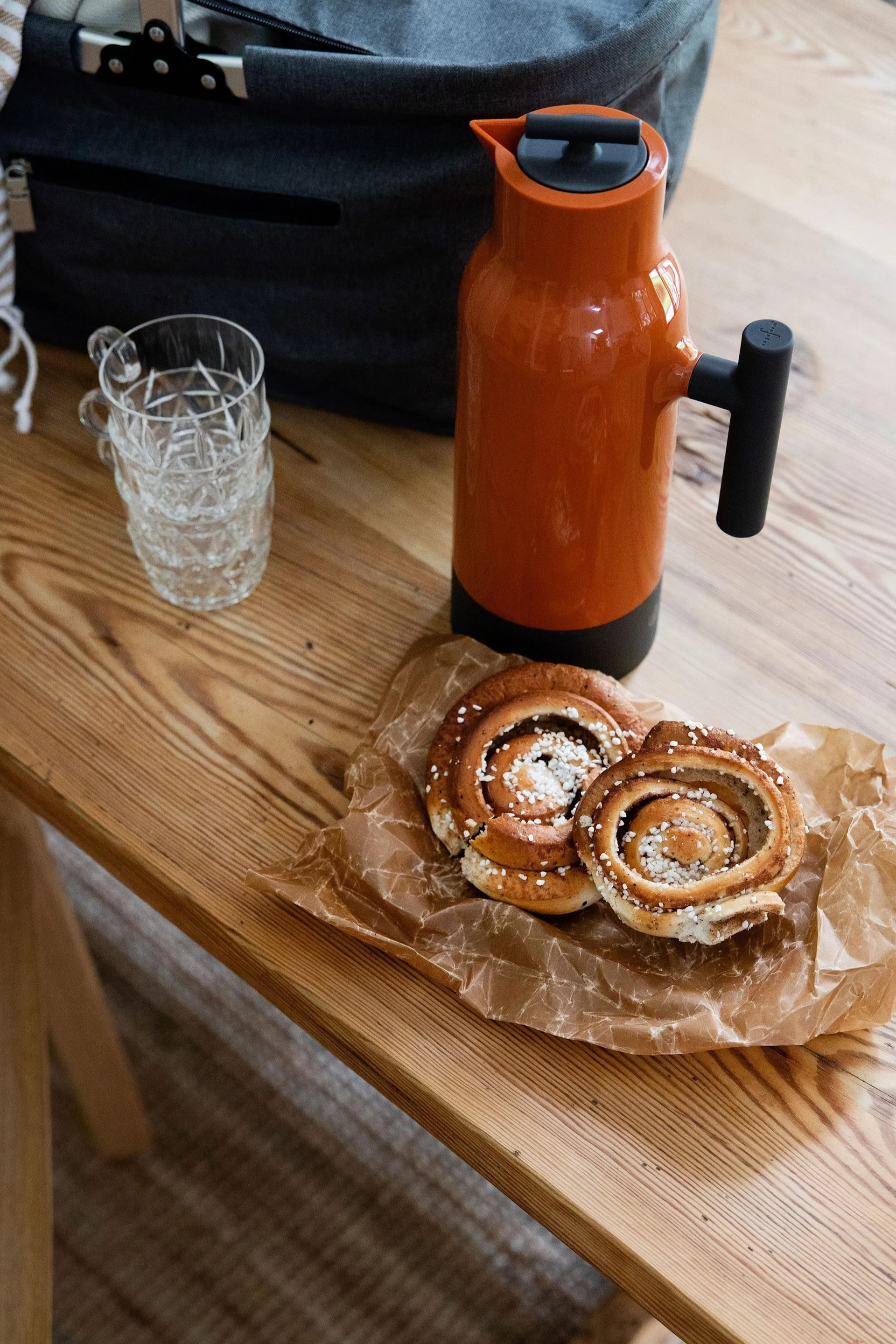 Jos olet lähdössä pitkälle metsäkävelylle, myös varusteiden pitäisi olla syksyn tehtävälistan kärjessä. Pakkaa mukaan kanelipullat ja Accent-termoskannu sekä Sagaformin piknik-kahvikupit, jotta voit pitää tauon matkan varrella. 