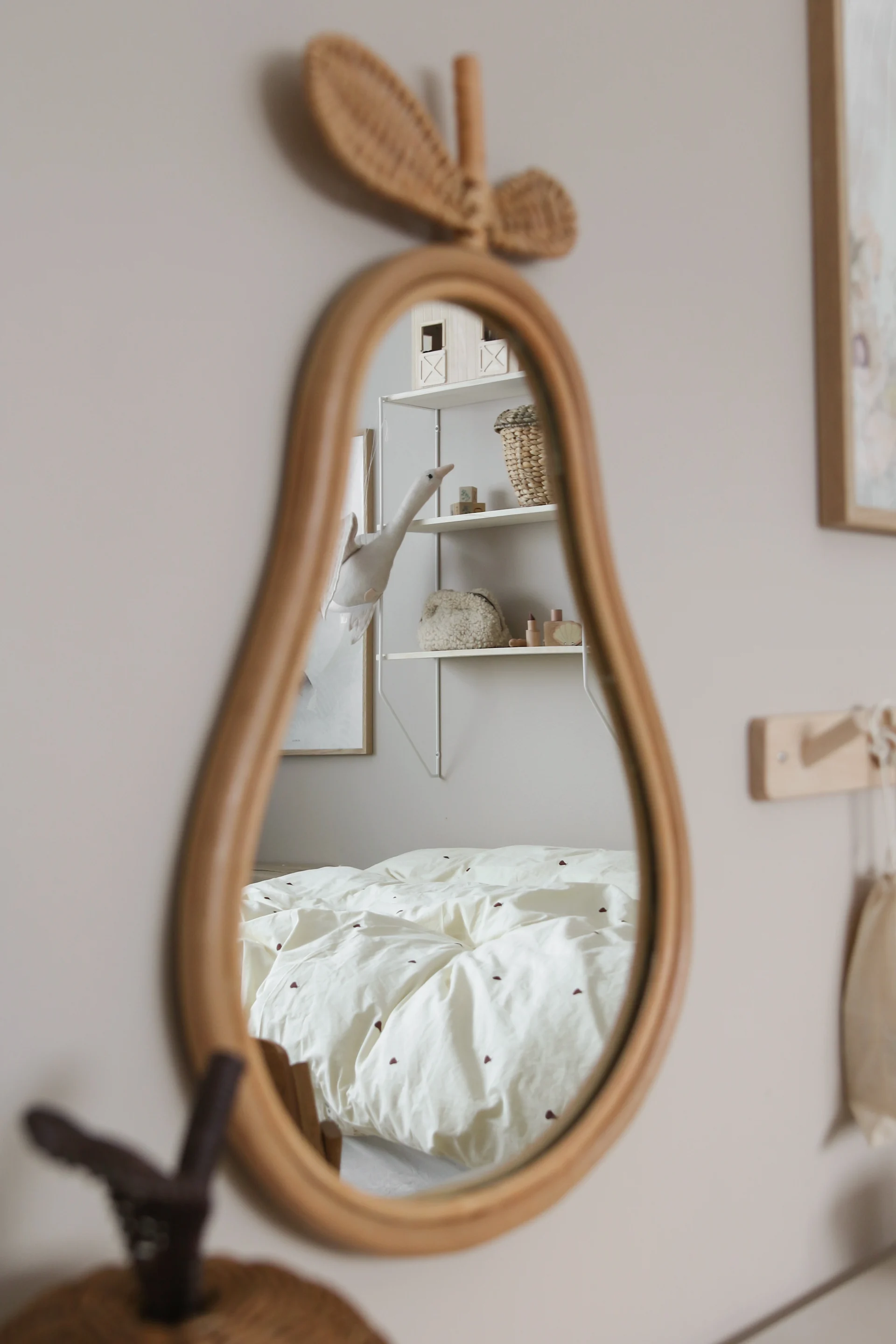 Sisusta lastenhuone suloisilla ja leikkisillä esineillä, kuten tällä ferm LIVINGin päärynänmuotoisella peilillä.