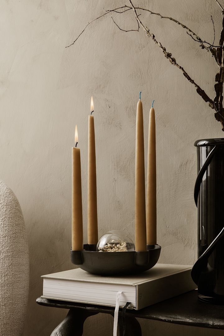 Tässä näet ferm LIVINGin tyylikkään Bowl Advent -kynttilänpidikkeen. 