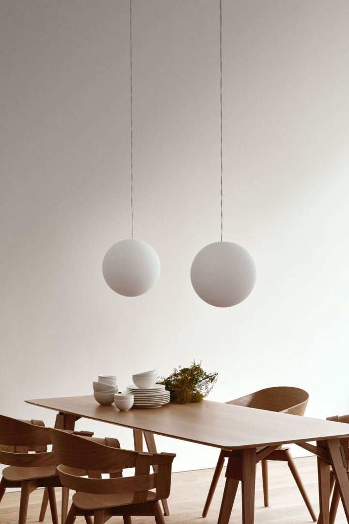 Tässä näet Design House Stockholmin skandinaavisen designvalaisimen Luna, joka roikkuu ruokapöydän yläpuolella. 