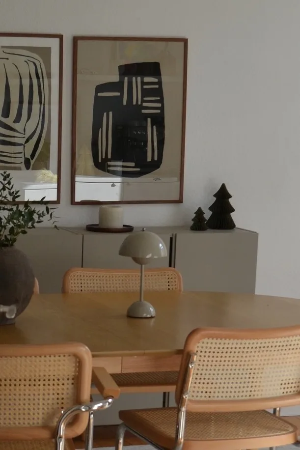 Greige on palaamassa vuoden 2025 väritrendien joukkoon, ja tässä näet &Traditionin johdottoman Flowerpot VP9 -valaisimen puisella ruokapöydällä. 