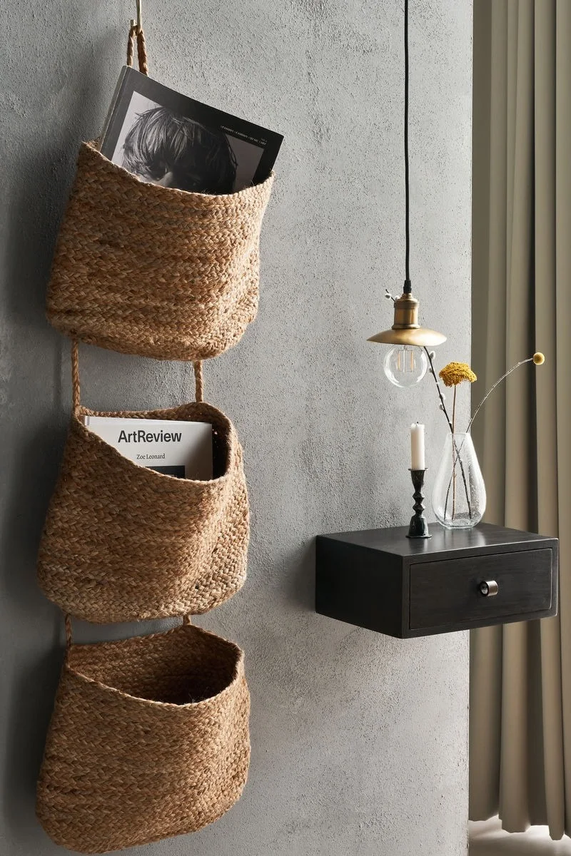 Käytännöllinen seinäkoriste boho-tyylillä – Ramla-säilytyskorit House Doctorilta.