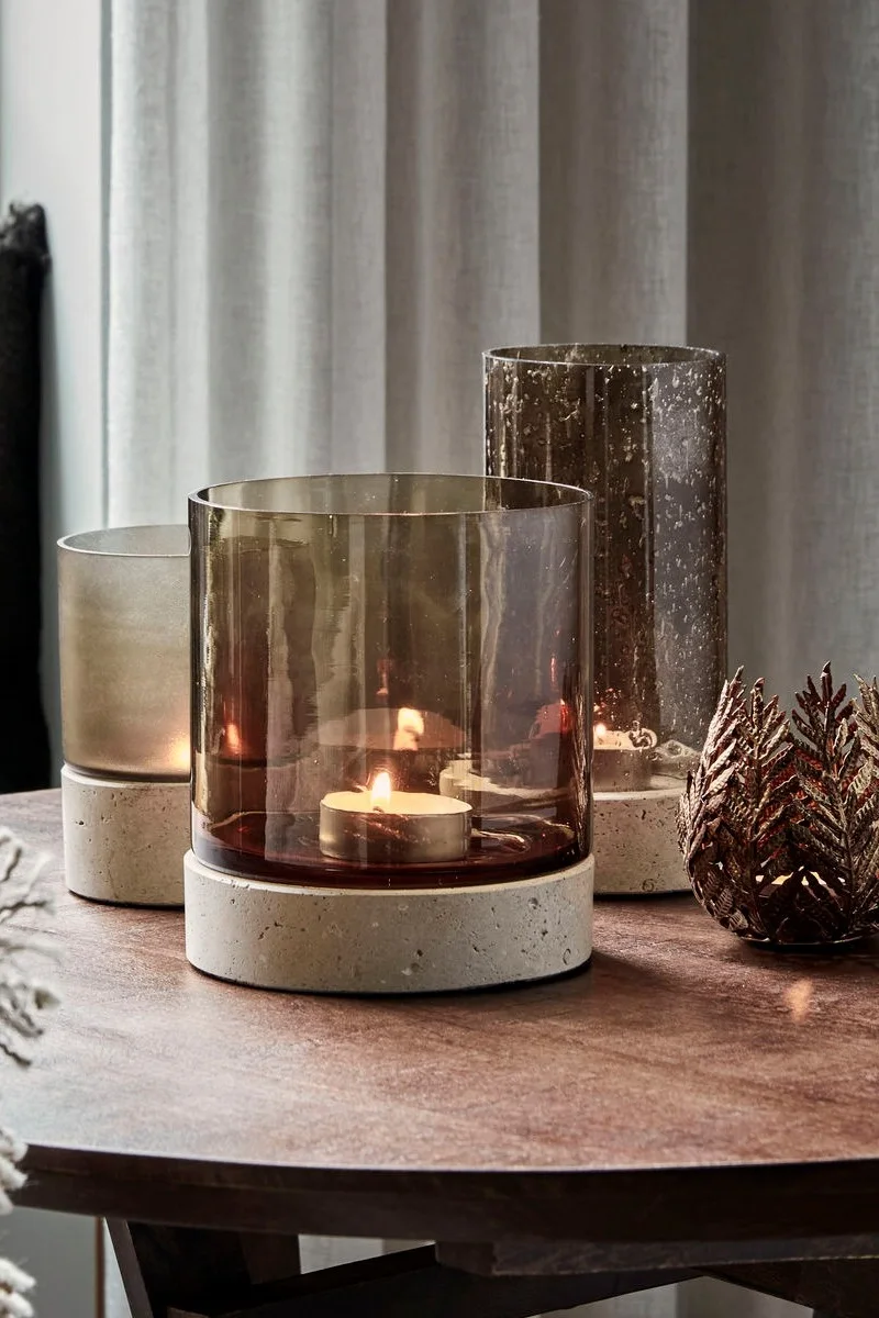 Sohvapöytä on koristeltu syksyisesti kolmella erikokoisella Rivo-kynttilänjalalla House Doctorilta.