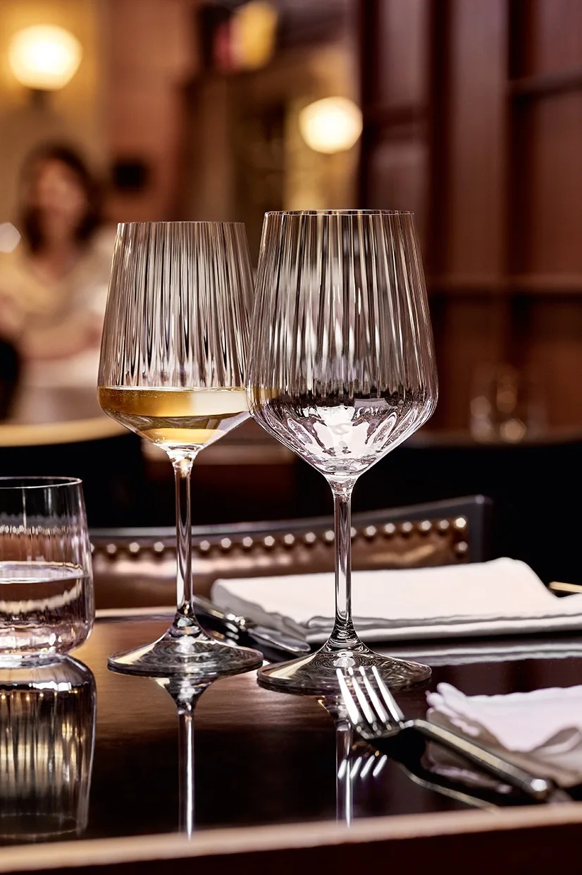Spiegelaun tyylikkäät LifeStyle-lasit, jotka tässä kuvassa seisovat katetulla pöydällä, luovat tyylikkään pöytäasetelman ja kutsuvat nauttimaan erityisistä hetkistä.
