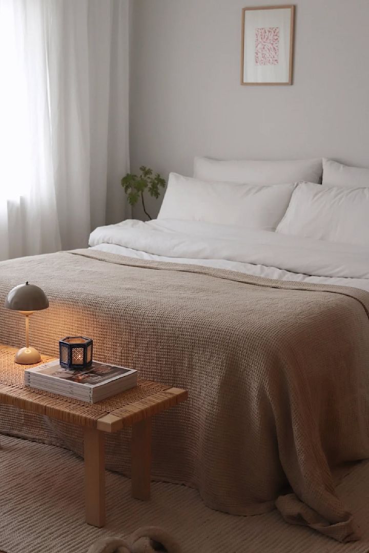Skandinavinen makuuhuone, sisustettu Feng Shui -tyyliin @hemmahosfalk, jossa Flowerpot-pöytävalaisin on sijoitettu penkille sängyn eteen.