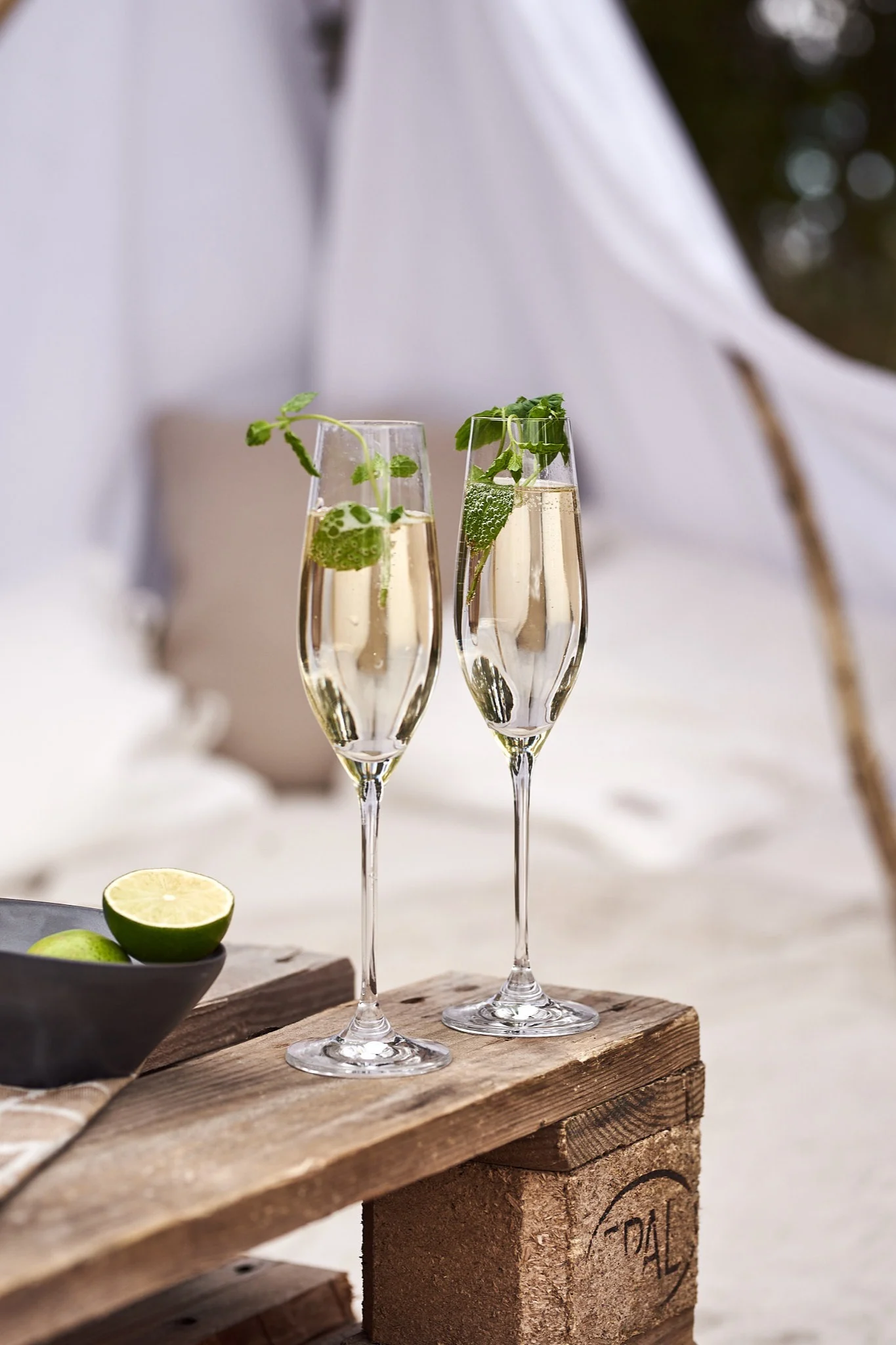 Kesäiset juomat - Prosecco seljankukan ja mintun kera tarjoiltuna merkin Scandi Living Karlevi-samppanjalaseissa