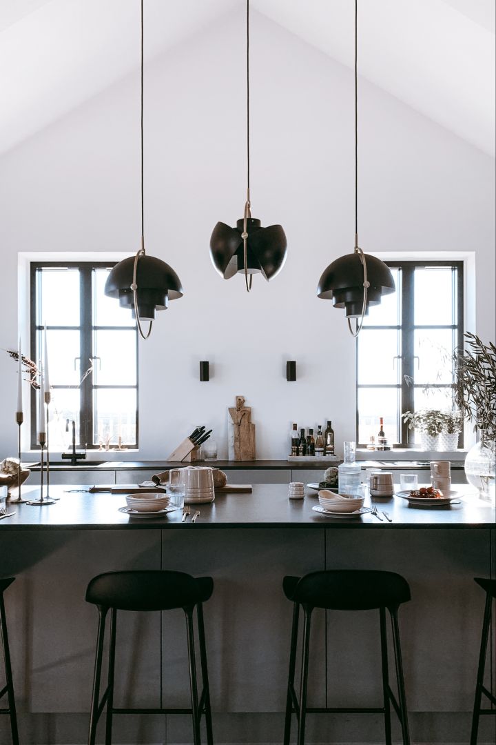Mieti, haluatko keittiöön tunnelmavalaistuksen vai toiminnallisen valaistuksen. Tässä näet Gubin Multi-Lite-malliston roikkumassa ruotsalaisen vaikuttajan @arkihem keittiössä. 