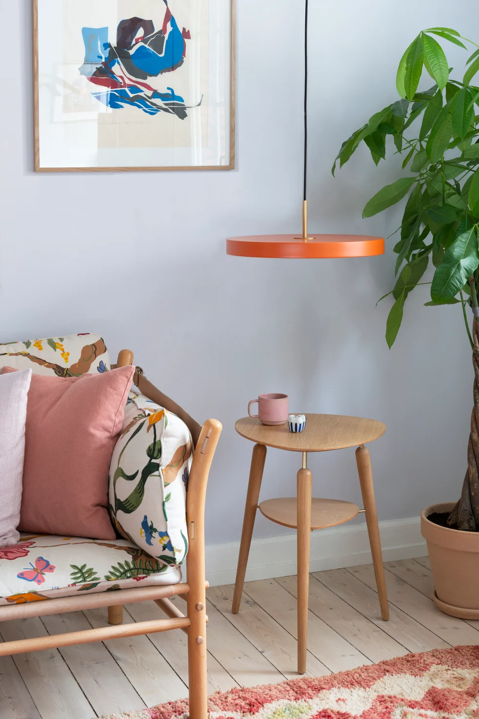 Oranssit sävyt sopivat täydellisesti boho-tyyliin. Kuvassa on penkki, jossa on värikkäitä tyynyjä, ja sen vieressä My Spot -sivupöytä ja Asteria-riippuvalaisin, molemmat Umagelta.