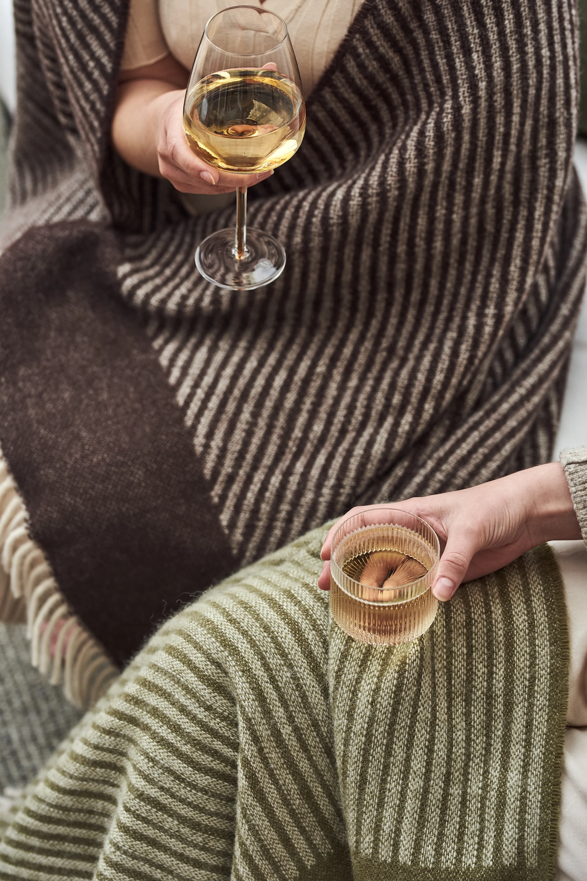 Koristele parveke viihtyisillä peitoilla, kuten näillä villasta valmistetulla NJRD Lines -malliston heittopeitteillä. 