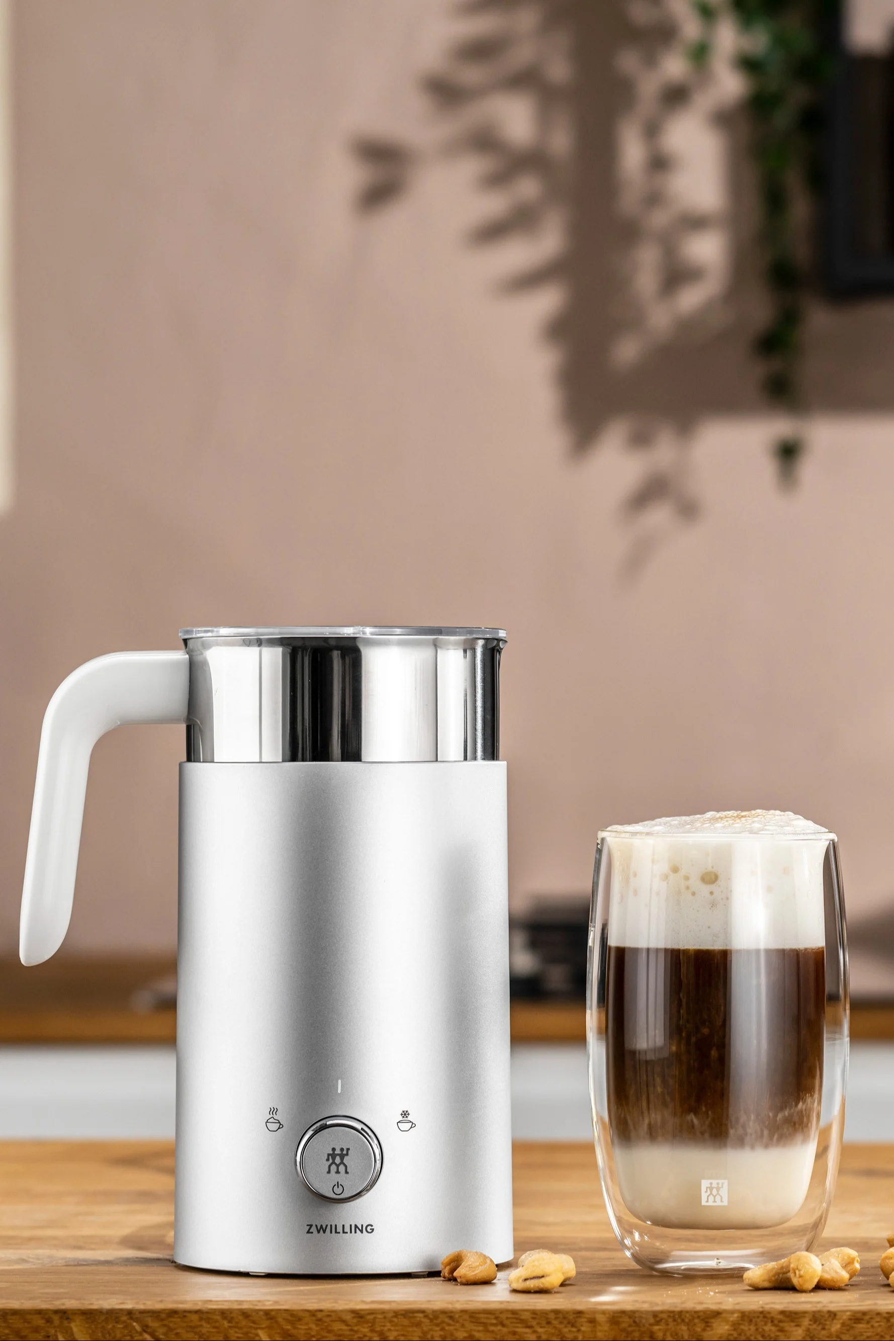 Sähköinen maidonvaahdotin on täydellinen lahja isille, jotka arvostavat hyvää cappuccinoa, sillä se helpottaa heidän työtään huomattavasti. Tässä näet Bialettin maidonvaahdottimen kupillisen cappuccinoa vieressä.