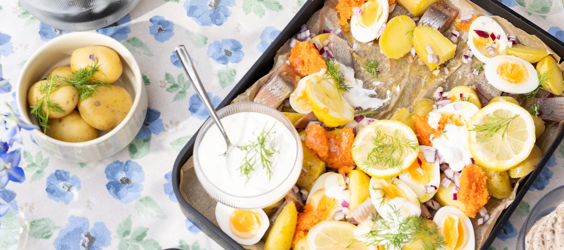 Kesän reseptit: Ruotsalainen perunasalaatti munalla ja matjesilla pöydällä, vieressä perunoita.