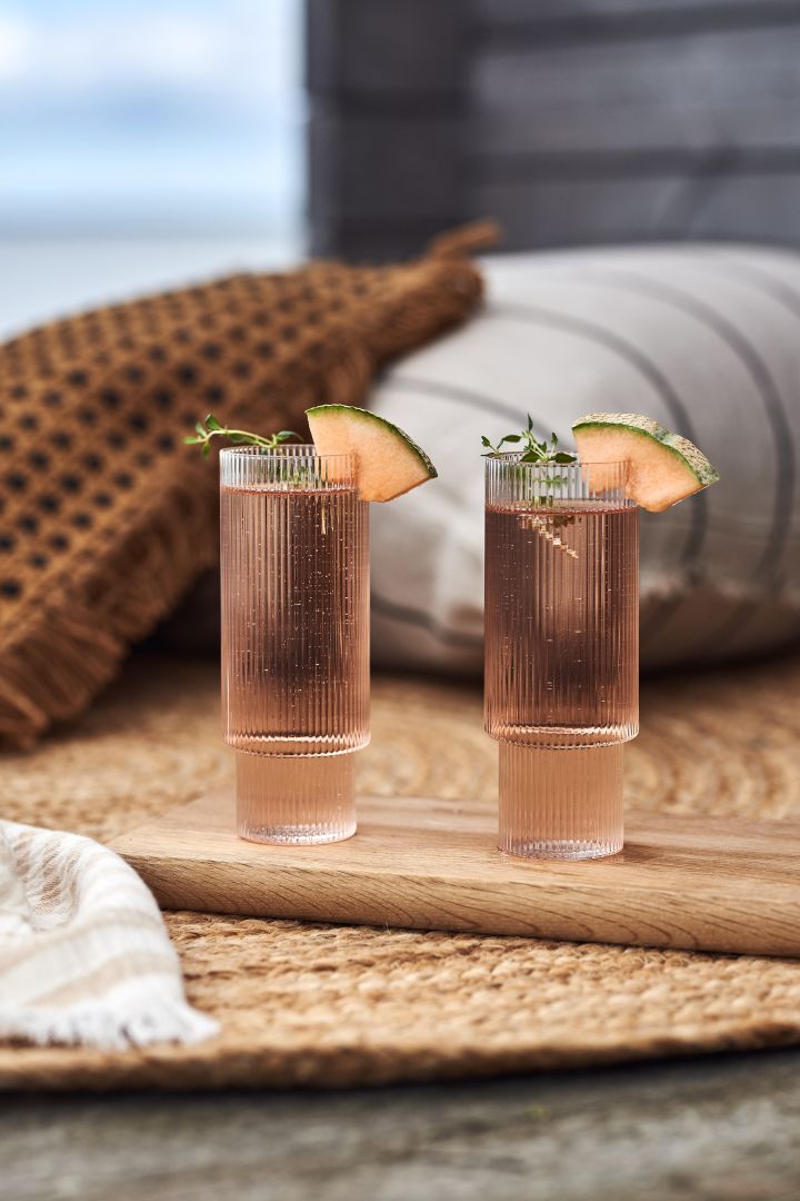 Jos haluat yksinkertaisen ja virkistävän kesäjuoman, kokeile vesimelonia ja proseccoa, koristele timjamilla ja tarjoile merkin Ferm Living Ripple long drink -lasissa.