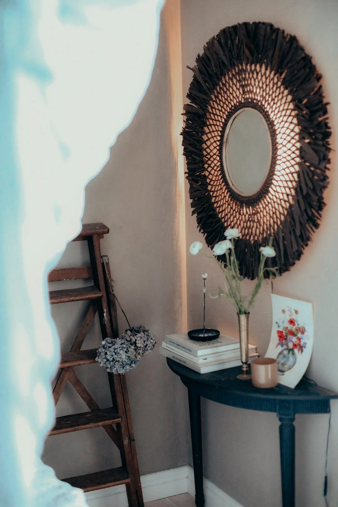 Täydellinen boho-sisustus: Globen Lightingin boho-seinävalaisin peilillä roikkuu boho-tyylisesti sisustetussa huoneessa.