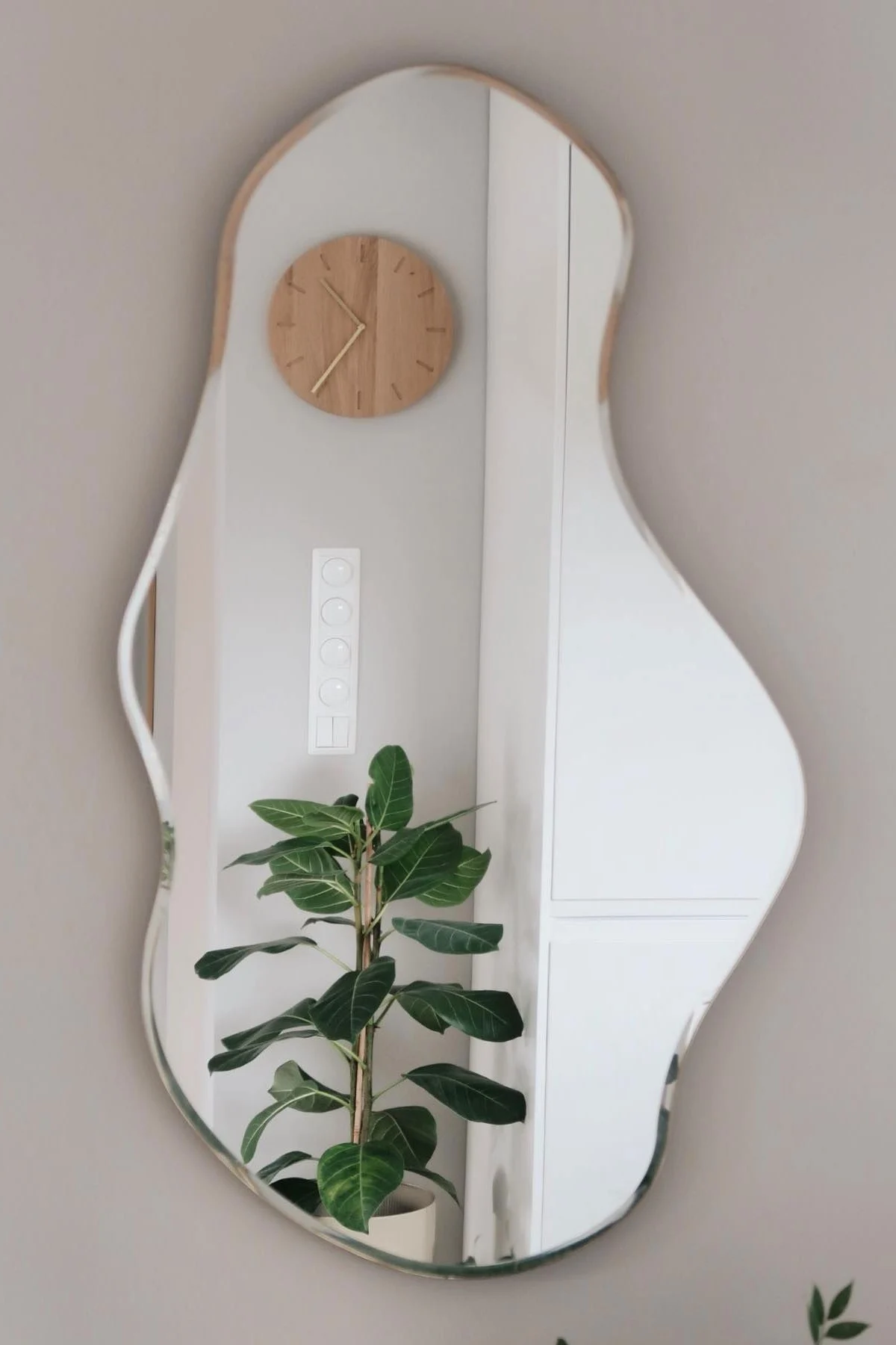 Orgaaniset peilit, kuten Ferm Livingin Pond-peili @casa_pedersenin kodissa, sopivat erityisen hyvin feng shui -sisustukseen.