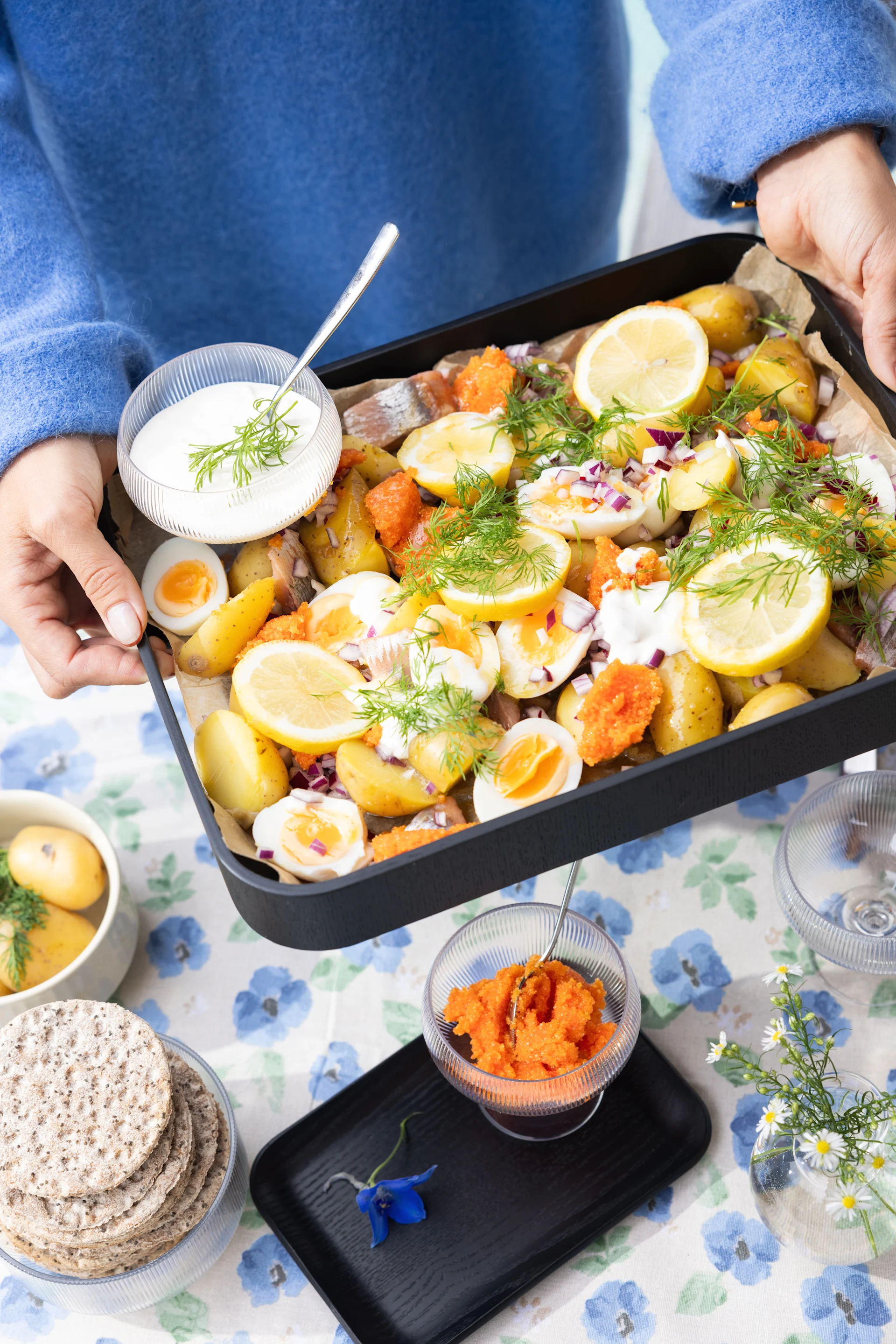 Löydä kesän reseptejä, kuten tässä esitelty, jossa on perunaa, tilliä, sitruunaa ja suolakurkkua.